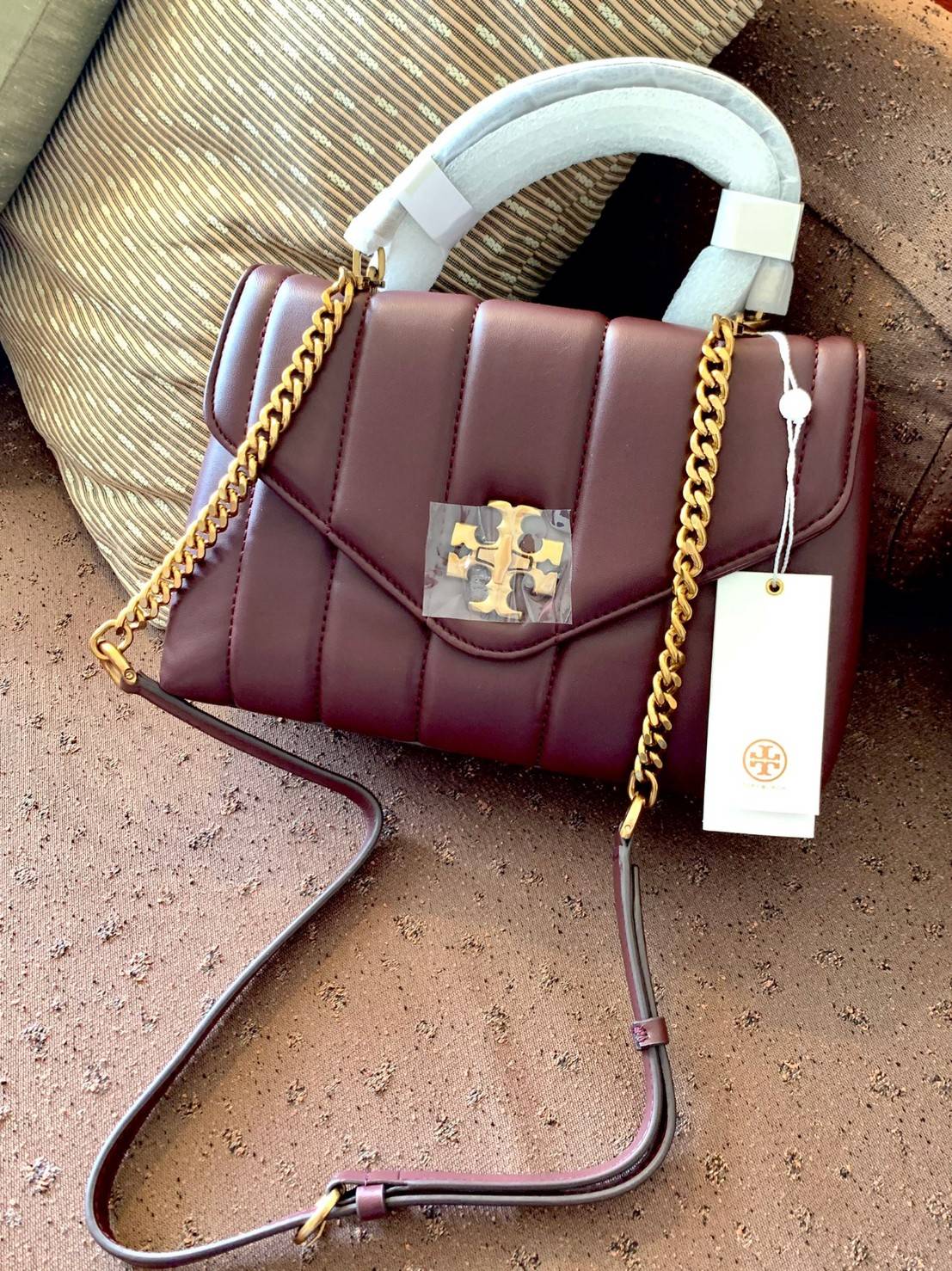 TORY BURCH KIRA QUILTED SMALL BAG พร้อมส่งที่ไทย ไม่ผิดหวังแน่นอนค่ะ! กระเป๋าหิ้วหรือสะพายข้างได้ วัสดุหนังแกะแท้ทั้งใบ ((หนังแกะจะมีคุณภาพดีเงานิ่มและแพงกว่าหนังวัวจ้า)) หนังนิ่มสวยงามมากๆค่ะ เปิดปิดกระเป๋าแบบหมุนล็อคแบบโลโก้แบรนด์ ใช้อะไหล่คลาสสิคดูหรูเ