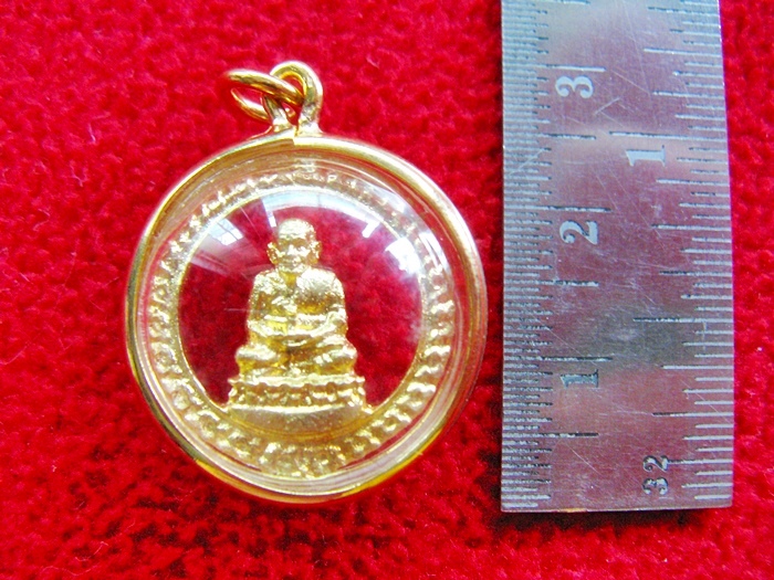 จี้หลวงปู่ทวด2หน้าเนื้อทองพ่นทรายล้อมเพชรเลี่ยมทองไมครอนพร้อมใบคาถาค่ะ