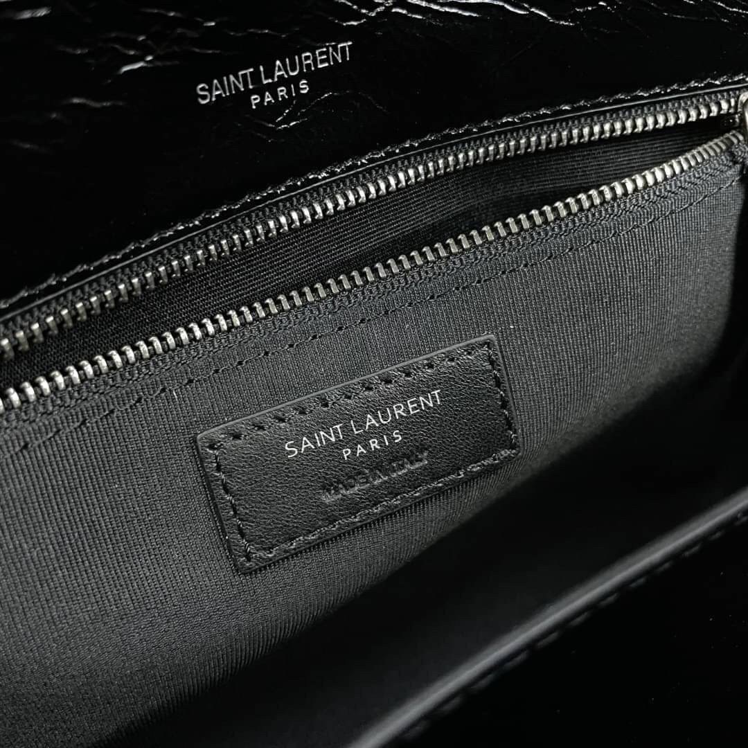 Saint Laurent Niki shoulder bag กระเป๋าสะพายรุ่นโดดเด่นด้วยโครงสร้างทำจากหนังวัว หนังมันเงา นิ่ม งานสวยมากๆ ค่ะ ด้านหน้าประดับโลโก้แบรนด์ และมีช่องสำหรับเก็บของที่หยิบใช้บ่อย ตอบโจทย์การใช้ชีวิตระหว่างวันได้ดีมากๆ สายสพายดีไซน์ได้หลายรูปแบบ แมทกับการแต่งต