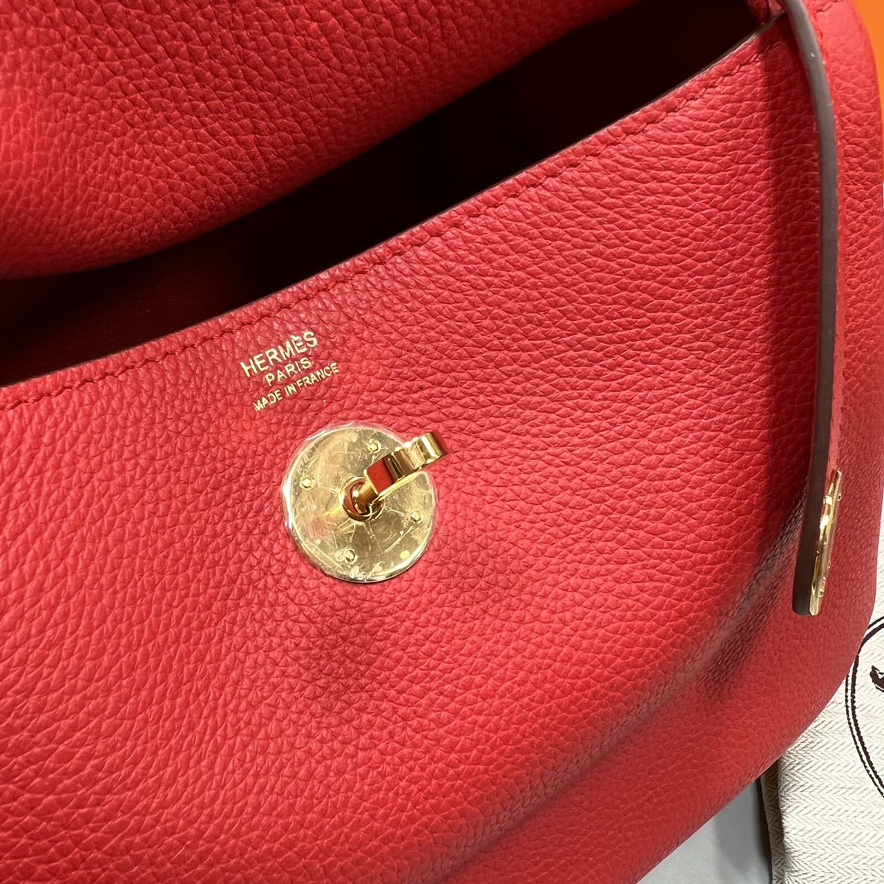 พร้อมส่ง 15 สี HERMES Lindy 26 bag กระเป๋าทรงโท้ทหนังสวยอย่างดี เอกลักษณ์ของความเรียบหรูไฮคลาสอย่างสมบูรณ์แบบ เกรดออริ สลับแท้ งานสวยตามรูป ใช้งานต่างประเทศได้