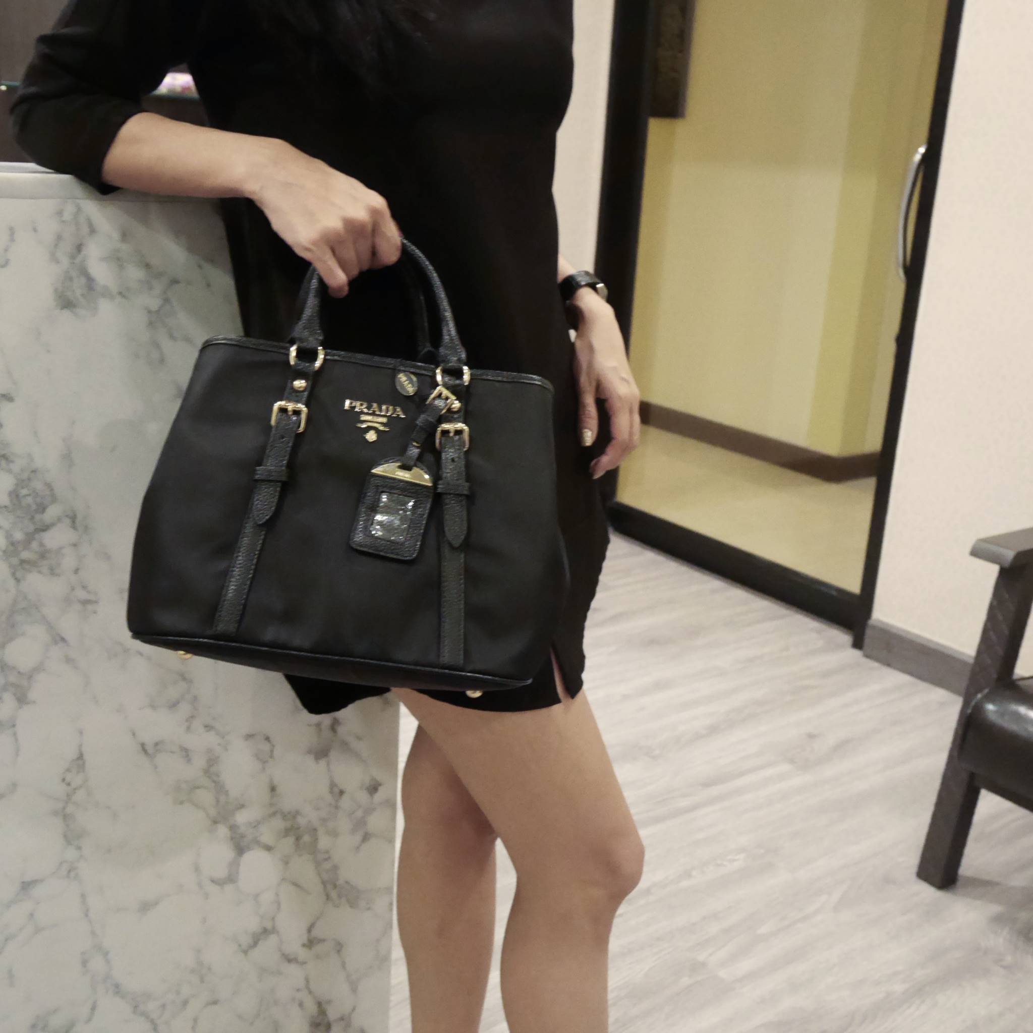 สาวๆที่มองหา กระเป๋าสะพายสวยเก๋ *ที่ใช้ได้สองทรง ทางร้าน ขอแนะนำค้า งานพรีเมี่ยมกิ้ฟ จากเคาเตอร์ต่างประเทศค่ะ รุ่น Limited edition ค่า กระเป๋าสะพาย จากแบรนด์ PRADA เป็น กระเป๋าผ้าไนล่อน สลับหนัง สะพายไหล่ได้ สามารถปรับระดับที่สายสะพายไหล่ได้ และสามารถปรับ