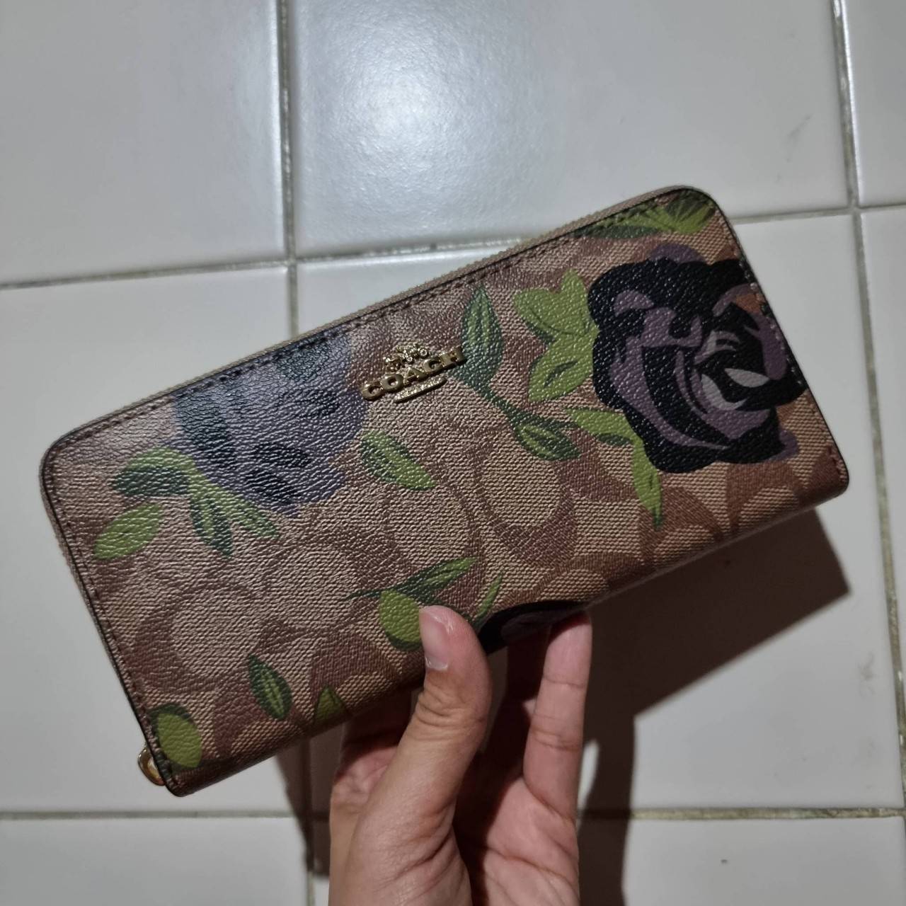 COACH ACCORDION ZIP WALLET IN SIGNATURE CANVAS WITH PRAIRIE ROSE / JUMBO FLORAL / CAMO ROSE FLORAL / MEDLEY BOUQUET PRINT ((F31572/F39189/F26290/F2859)) สวยคลาสสิคไม่มีใครเกิน!! กระเป๋าสตางค์ใบยาว ลวดลายสวย สีสันโดดเด่น วัสดุหนังแคนวาสเคลือบ เปิด-ปิดด้วยซ