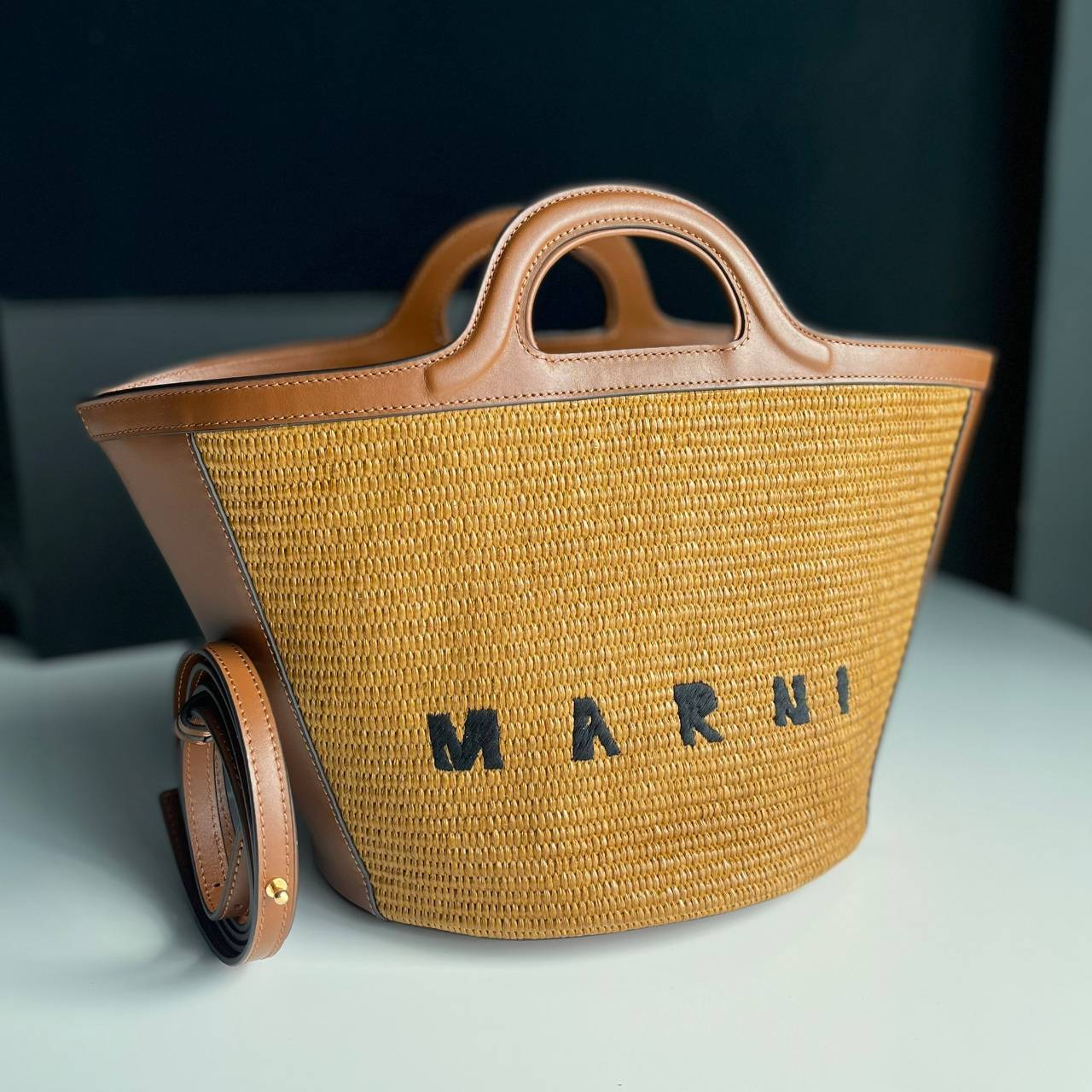 หนังแท้ MARNI TROPICALIA BUCKLE BAG / MARNI BUCKET SUMMER กระเป๋าทรงบัคเก็ต เป็นรุ่นที่หายากเย็นเหลือเกิน ใช้งานง่ายขนาดใหญ่จุของได้เยอะ พร้อมสายสะพายยาว ราคาดีมาก ทำจากหนังแท้เกรดออริจินอล เนื้องานละเอียดปราณีต ภาพสินค้าถ่ายจากงานขายจริง ใช้งานต่างประเทศ