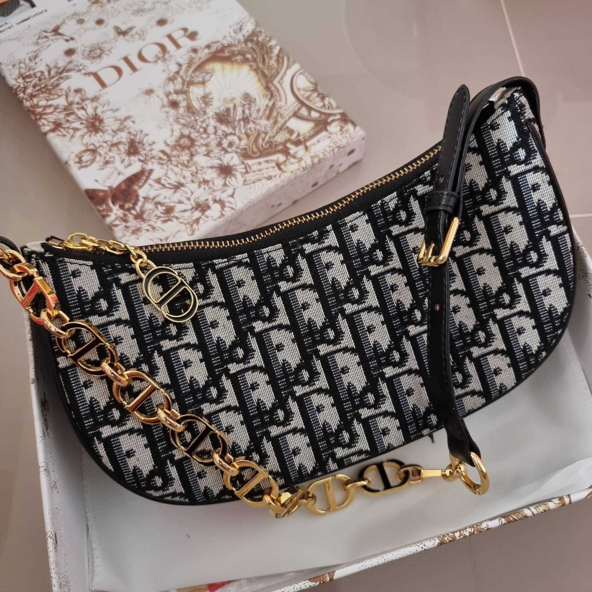 CD Lounge Bag Blue Oblique Jacquard / Dior pochette กระเป๋าสะพายทรงพอช สวยหรู ดีไซน์เรียบ แต่ดูแพง