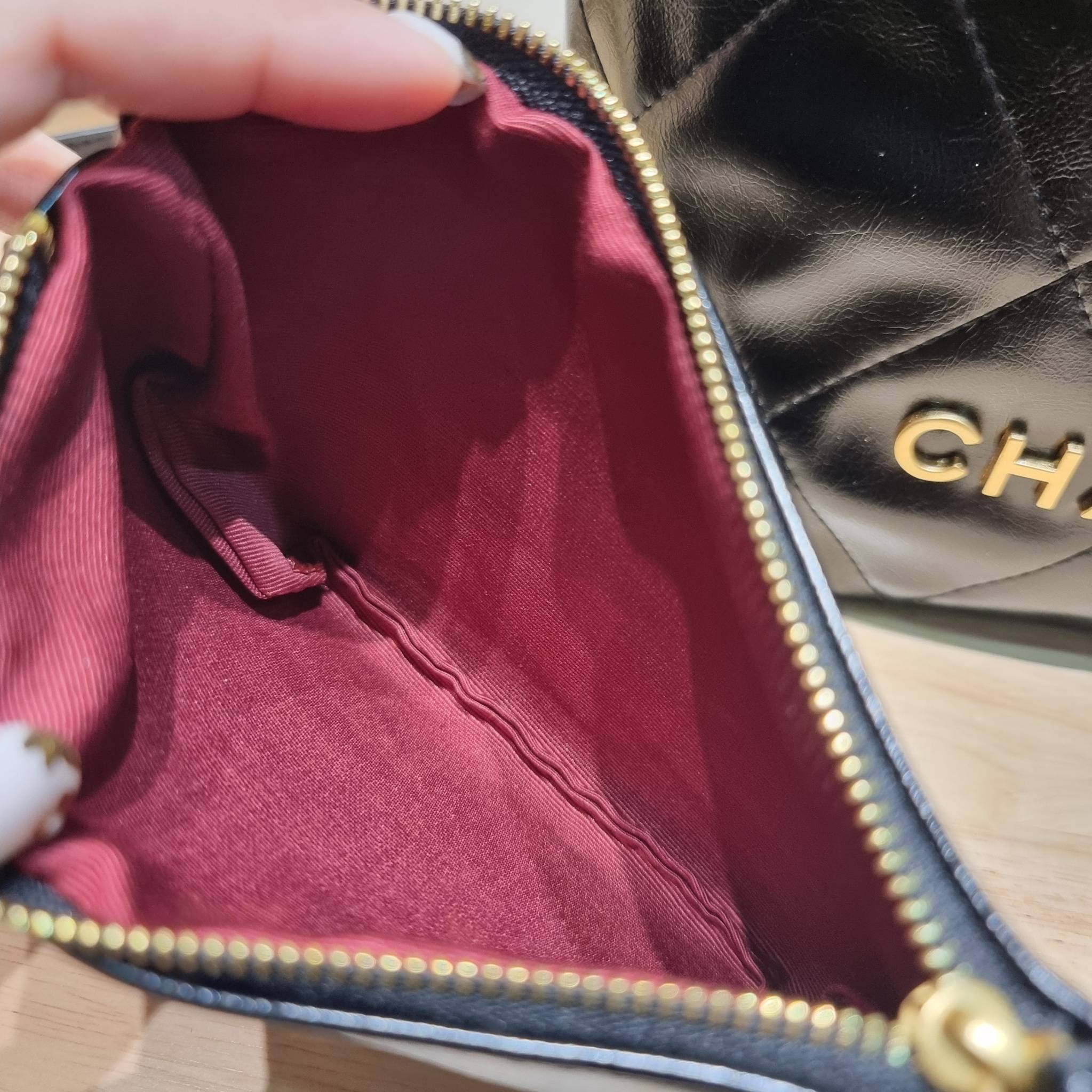 Chanel crossbody tote bag ไอเท็มเอ็กซ์คลูซีพ กระเป๋าสะพายรูปทรงโท้ทสะดวกใช้ มีฝาปิดกระดุมแม่เหล็กให้ในตัว และยังมีใบลูกอีกด้วย โดดเด่นด้วยโลโก้เอกลักษณ์สีทองหรู