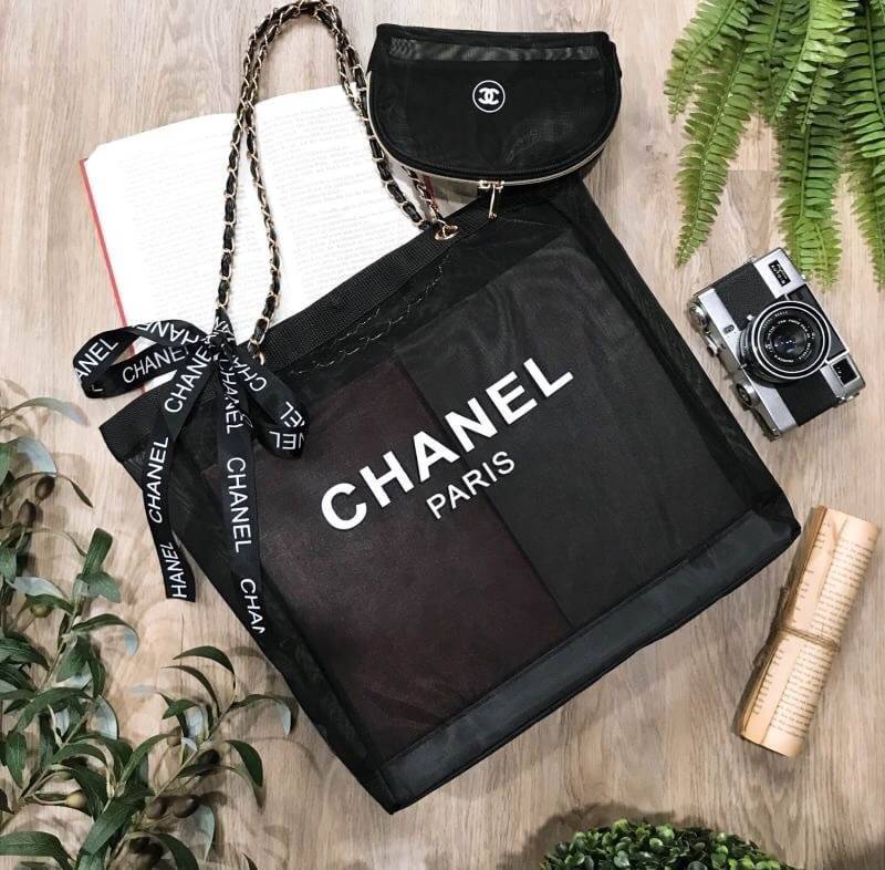 ห้ามพลาด Set สุดคุ้ม! ซื้อ1ได้ถึง2! Chanel GWP Shopping Bag With Pouch VIP Gift With Purchase กระเป๋าสะพายทรง Shopping Bag พร้อมกระเป๋าPouchใบเล็กเข้าชุดเเพ็คคู่รุ่น Limited Edition พรีเมี่ยมกิ้ฟแท้จาก Chanel Perfume Counter วัสดุ Nylon โปร่งคุณภาพดี ใบให