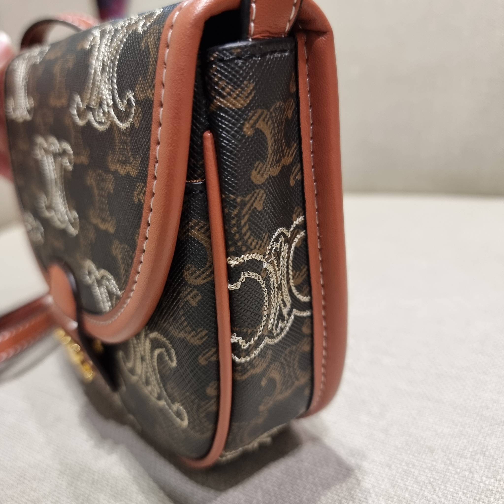 VIP 🥂 CELINE MINI BESACE IN TRIOMPHE CANVAS WITH TRIOMPHE HEART EMBROIDERY ใหม่พร้อมเสิร์ฟแบบไม่ต้องรอใคร!! กับกระเป๋าสะพายข้าง ที่เห็นแล้วต้องรัก ด้วยรูปทรงที่คลาสสิคแฝงความหรู ขนาดกำลังน่าใช้ โลโก้ลายปัก ดีเทลเดินด้ายรูปหัวใจ คละรอบใบ วัสดุหนังแ