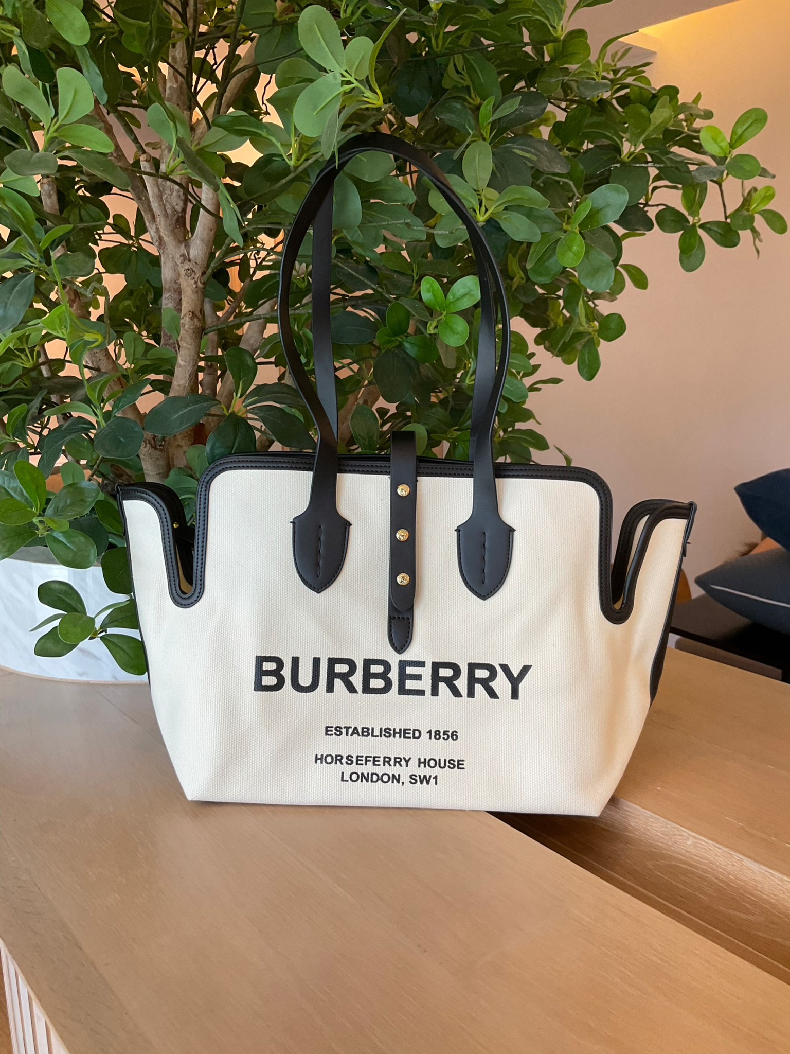 BURBERRY FRAGRANCES TOTE BAG พร้อมส่งรุ่นใหม่!! BURBERRY LARGE LONDON TOTE BAG IN WHITE / Burberry Canvas Logo Tote Bag กระเป๋าสะพายไหล่ทรงช้อปปิ้ง ทรงคลาสสิค ฮิตตลอดกาล ตัวกระเป๋าวัสดุหนังผ้าแคนวาส
