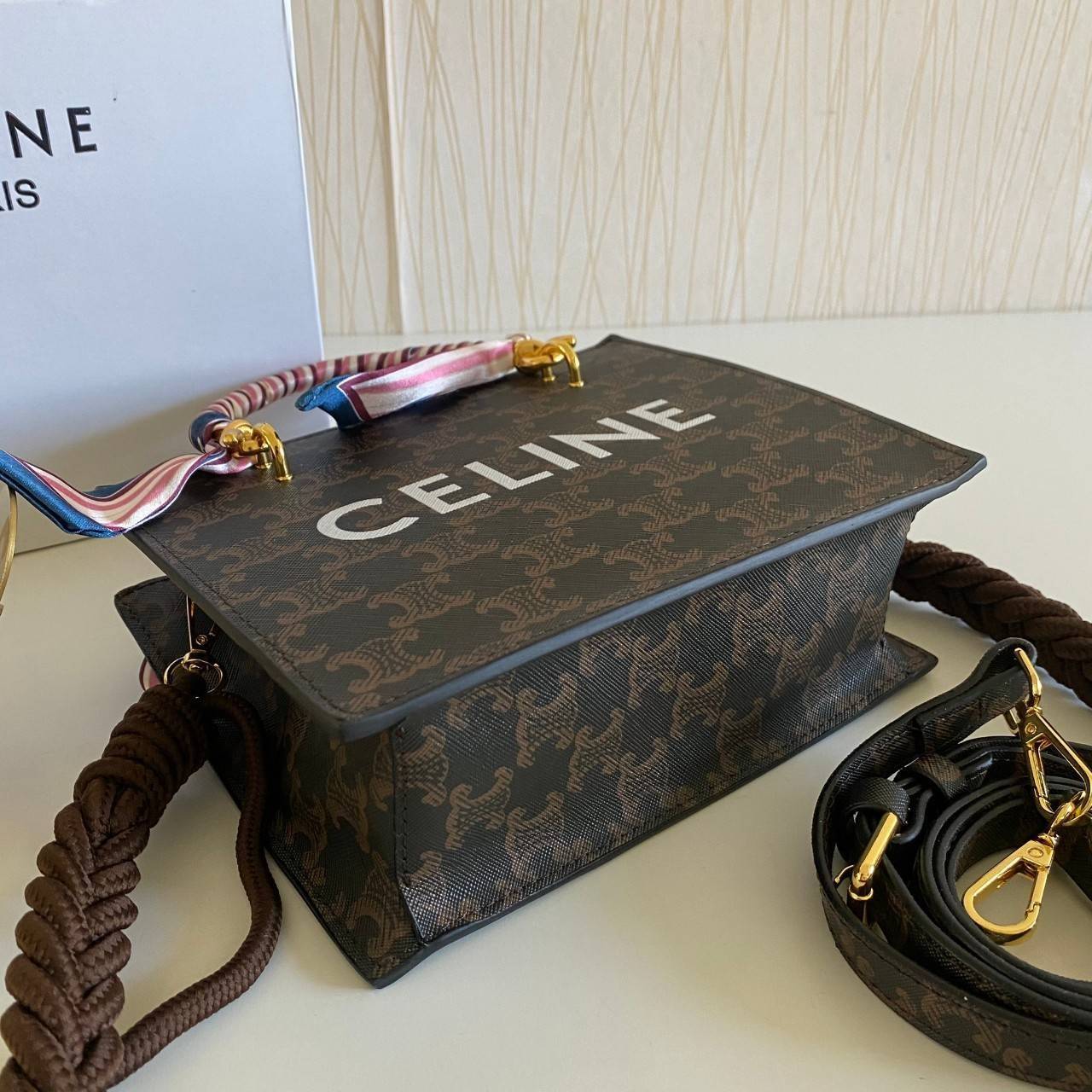 พรีเมี่ยมกิ๊ฟแท้ 100% 】พร้อมส่งที่ไทย!! ที่นี่ที่เดียว CELINE BAG มาแล้วๆ ถามกันเนอะมาก บอกเลยน่ารักสุดๆ สายสะพายมีมาให้สองสาย สายหนัง สายเชือกถัก เก๋มาก ซับในบุหนังกลับ ขนาดกำลังดีใส่ iPhone pro max ได้สบาย