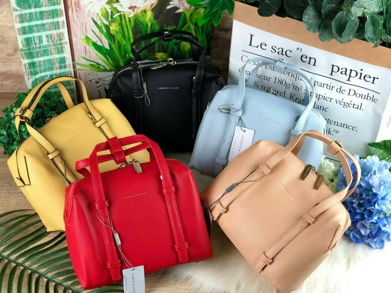 New!! CHARLES & KEITH BOWLING BAG รุ่นใหม่พร้อมส่งชนช็อปค๊า!!! กระเป๋าถือ/สะพายอยู่ทรงสวย ทรงโบวริ่งใบน่ารัก มีหมุดรองฐานทั้ง 4 มุม เปิดปิดด้วยซิปคู่ด้านบน ด้านในมีช่องซิป 1 ช่อง เห็นใบแค่นี้แต่จุของได้เพียบนะคะ:) ใส่กระเป๋าเงินใบยาวได้, iPhone plus , iPa