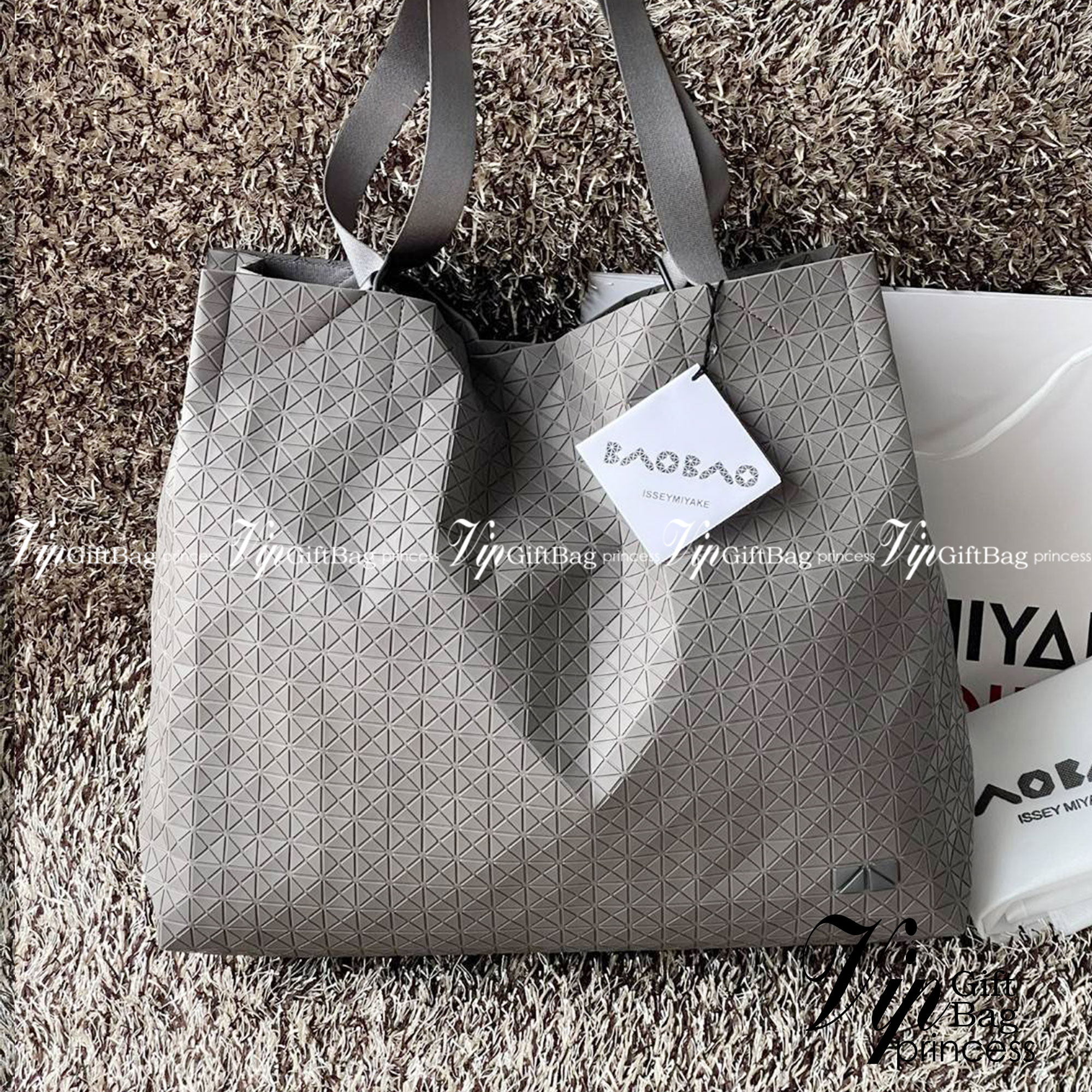 Baobao Issey Miyake Cart geometric tote bag / Miyake Cart Tote Bag รูปทรงที่สร้างขึ้นโดยบังเอิญ' เสื้อผ้าที่มีโครงสร้างและได้รับการออกแบบทางวิศวกรรมอันเป็นเอกลักษณ์ของแบรนด์ ส่งต่อไปยังเครื่องประดับที่น่าประทับใจและไร้กาลเวลาเหล่านี้ กระเป๋าโท้ต Cart