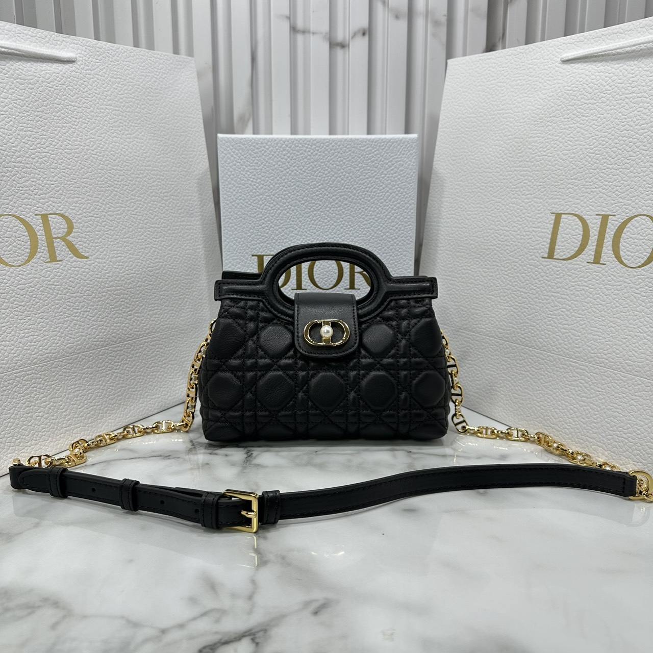 ORI หนังแท้ | Dior Jolie Top Handle Mini Bag กระเป๋าสะพายโจลี่ไซส์มินิหูจับในตัว ดีไซน์หรูหรา โดดเด่นด้วยฝาพับโลหะสีทอง ประดับมุกเรซินสีขาว มาพร้อมสายโซ่มีหนังรองบ่า สะพายไหล่หรือสะพายข้างได้ ทั้งกลางวันและกลางคืน