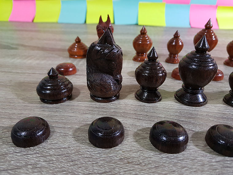 ตัวหมากรุกไม้มะขามและไม้แดงชุดพลราม (ขุนสูง 6cm.ฐาน 2.5cm.)