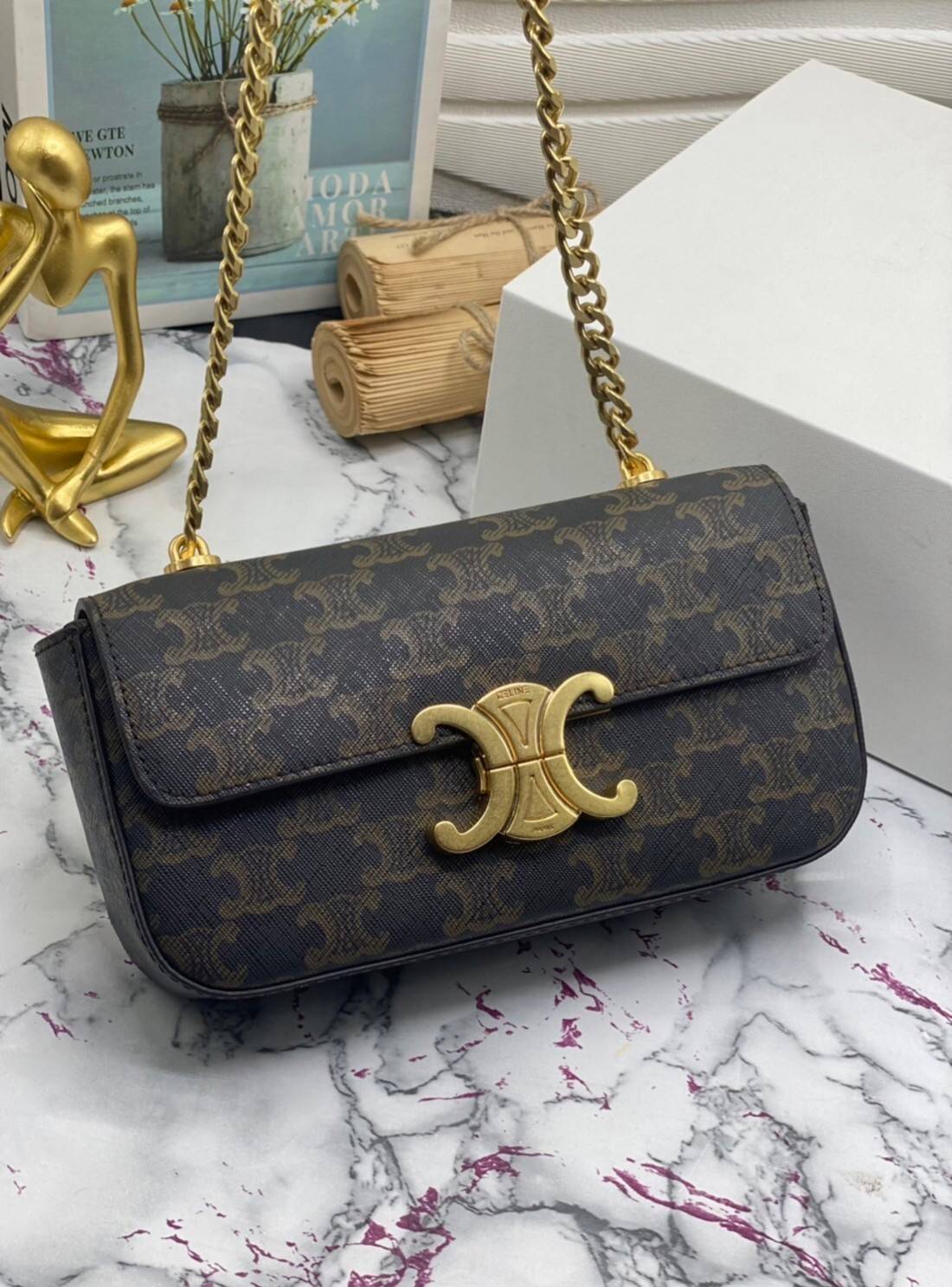 หนังแท้ CELINE CHAIN SHOULDER BAG / CELINE TRIOMPHE พร้อมส่งที่ไทย กระเป๋าเรียบหรูและดูทันสมัย ให้คุณเลือกสะพายในชีวิตประจำวันเข้ากับการแต่งตัวสบาย ๆ หรือจะสะพายออกงานปาร์ตี้สังสรรค์ก็ช่วยให้คุณดูโดดเด่น มีรูปทรงที่ดูแข็งแรงจึงไม่เสียรูปทรงแม้ใส่ของจำนวนม