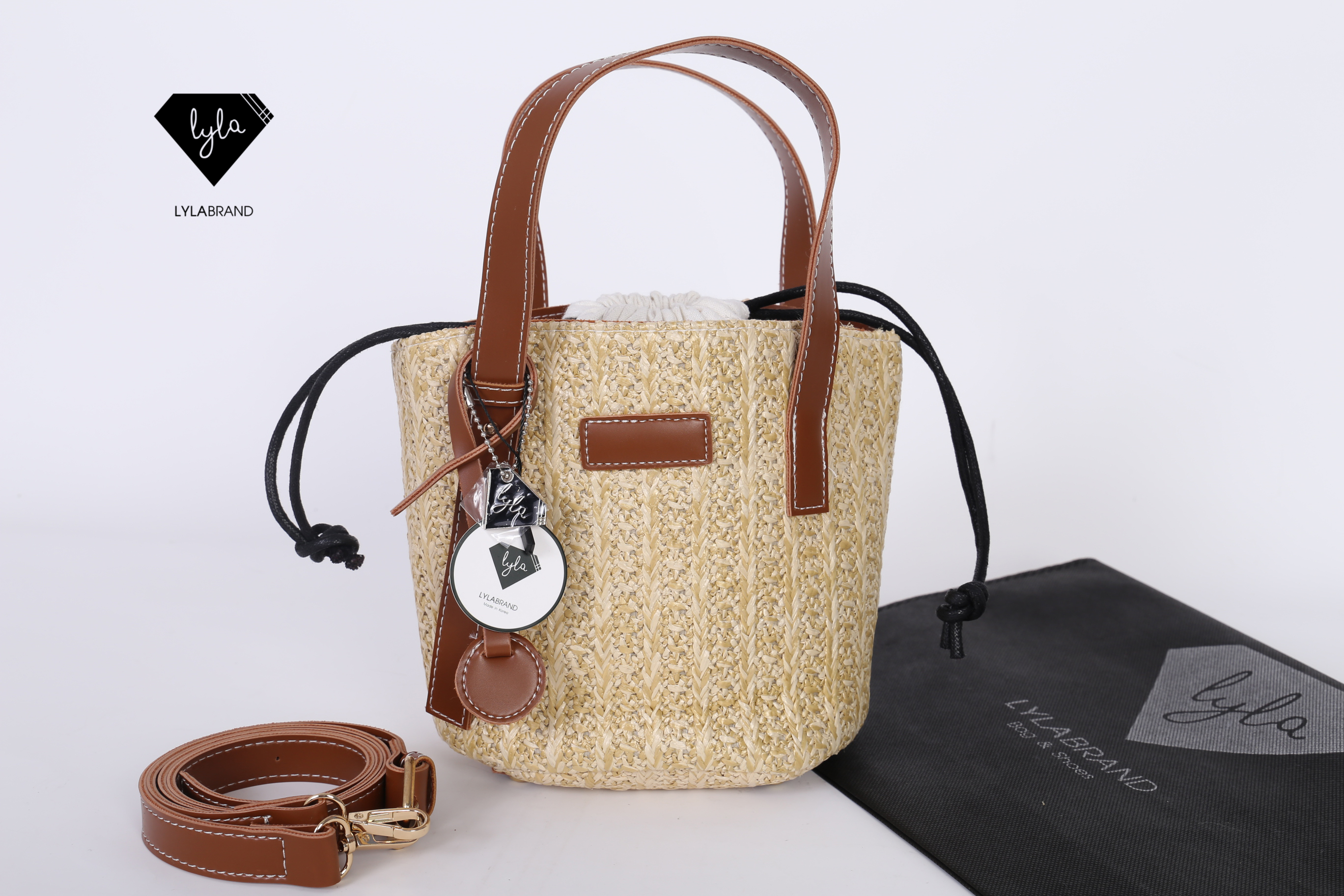 LYLABRAND🔔 WOVEN BUGKET กระเป๋าที่เพิ่มความหวานให้กับสาวๆได้อย่างลงตัว ตัดด้วยหนังสีน้ำตาล ดูคุณหนูสุดๆ ❤️