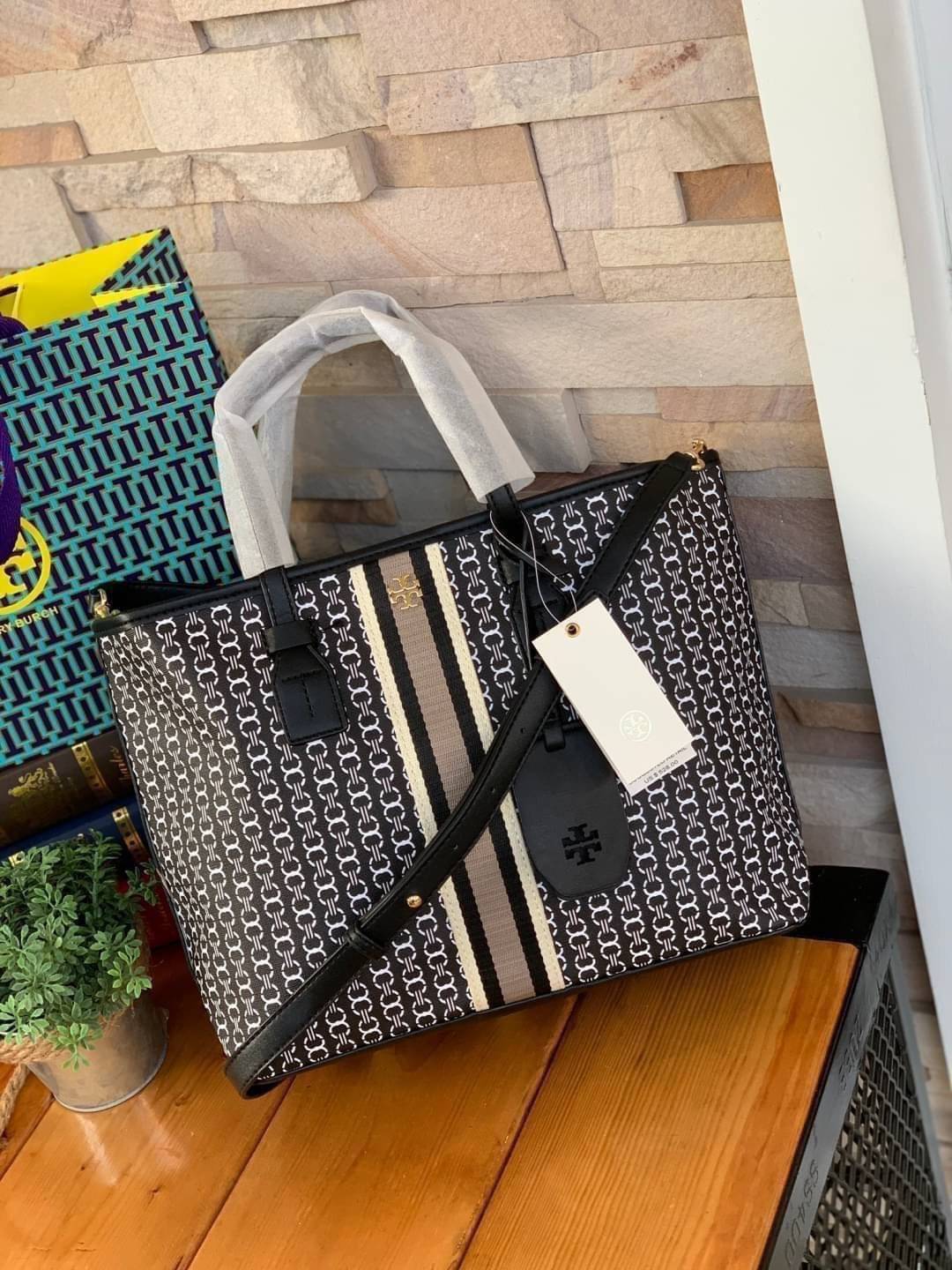 ของแท้ 💯% Tory Burch Gemini Link Canvas Small Tote กระเป๋าสุดปังจากทอรี่ เบริช์(Tory Burch) อย่างเจมิไนลิงค์ ในทรง tote bag ซึ่งผลิตจากผ้าใบเคลือบผิวด้าน มีเอกลักษณ์โดดเด่นที่ลายทางตรงกลาง