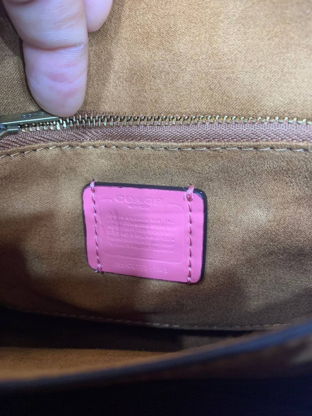 COACH TABBY TOP HANDLE 20 พร้อมส่งที่ไทยค่ะ! กระเป๋าหิ้ว//สะพายข้างได้ หนังแท้อย่างดี กหนึ่งใบทำหนังสองลายได้อย่างสวยงาม พร้อมโลโก้รุ่นใหม่ล่าสุดดูดีมากๆค่ะ เปิดปิดกระเป๋าแบบกดล็อค ภายในมีช่องหลักสองช่อง ใส่มือถือได้ทุกรุ่น;กระเป๋าเงินใบกลางได้;ของจำเป็นจ