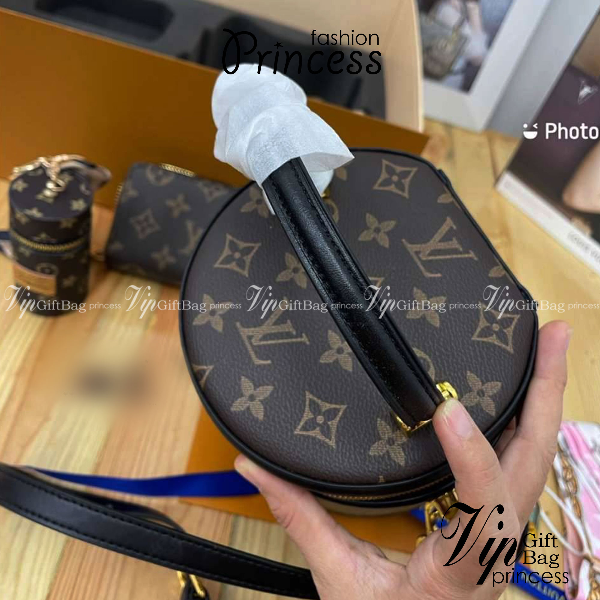 LV CANNES BAG box set ชวนสะสม ที่จับเอารุ่นยอดฮิต มามิกซ์รวมกับไอเท็มสุดคุ้มของมันต้องมี!! จัดเรียงให้อยู่ในกล่องสุดหรู ไม่ว่าจะตัวกระเป๋า กระเป๋าสตางค์ กระเป๋าจิ๋ว ใบไหนๆก็นำมาใช้งานได้จริง คุ้มค่ามากๆ แถมฟรี! ริบบิ้นลายลิมิเต็ด รวมรวบไว้ให้ได้สะสมกันพร้