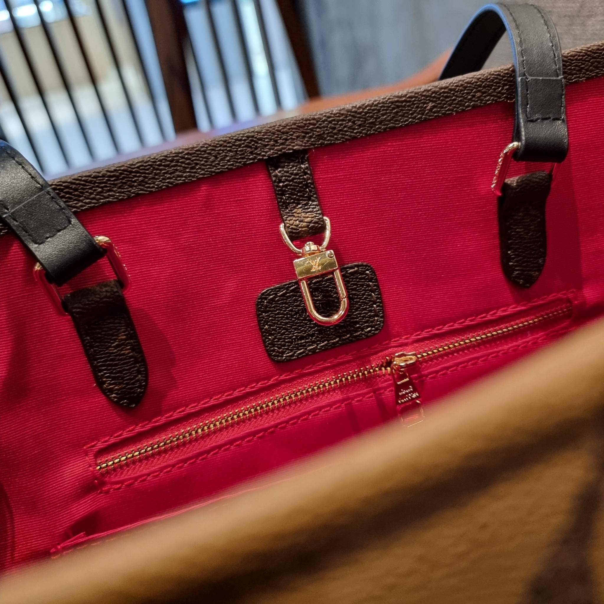 LV crossbody tote bag 10" 16" สเปเชี่ยล gift box set ในราคาที่แสนดี น่าคบหา!! สุดคุ้มและสวยที่สุดยันกล่อง!! ได้ไปยังไงต้องร้องว้าว!! กระเป๋าทรงโท้ทที่สาวๆตามหา ดีไซน์คลาสสิค ผู้ดี หรูหรา โทนสีใช้งานง่าย ได้ทุกลุค ทุกสไตล์ วัสดุหนังแคนวาสคุณภาพ ม