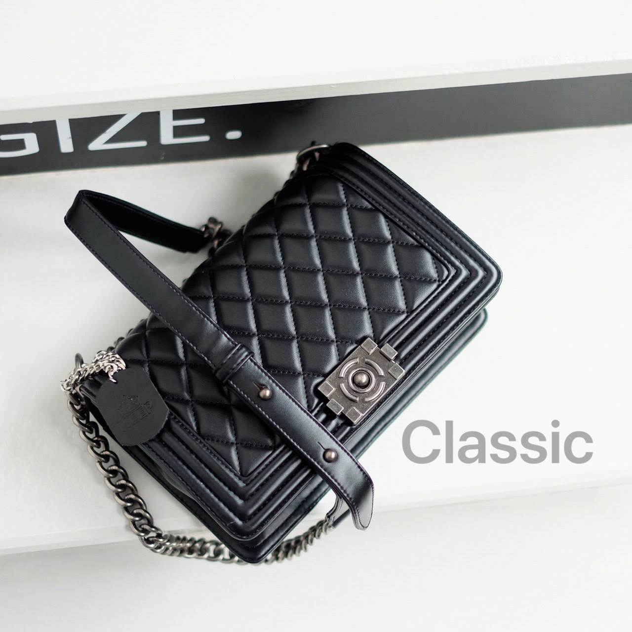 🎈รุ่นขายดีที่สุด!!!! KEEP Quited Boy Bag กระเป๋า ทรง boy style KEEP LOOK Cool มากๆ เลยน๊าใบนี้ ไม่มีถือว่า Out มากๆ 💘ตัวกระเป๋าอยู่ทรง ทำจากหนังแกะสังเคราะห์นิ่ม-ตึงสวย สายโซ่ มีที่รองไหล่ สะพายสบายคะ สายปรับ สั้น ยาวได้คะ ใบนี้ ไม่ต้องพูด