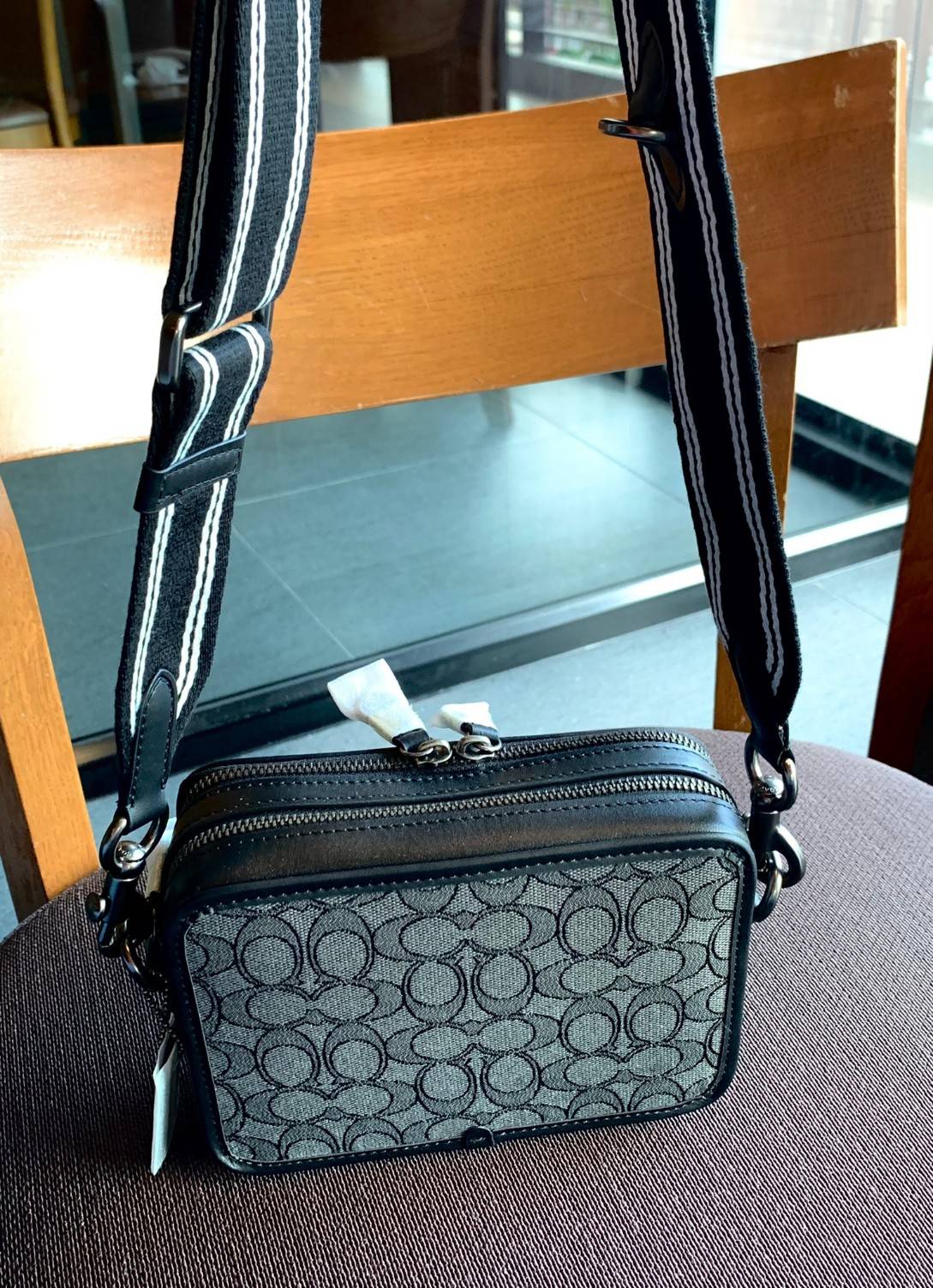 รุ่นสุดคูลล ใช้คู่ได้ทั้งชาย//หญิงเลยค่าา😘 COACH CHARTER CROSS BODY IN SIANATURE JACQUARD((C3780)) 💋พร้อมส่ง สินค้าออกใหม่ ไม่มียังไงไหว!! ✔️กระเป๋าสะพายครอสบอดี้ร์ หรือสามารถสอดมือตรงหนังด้านหน้าถือแบบเก๋ๆได้ด้วยค่าา วัสดุJacquardท