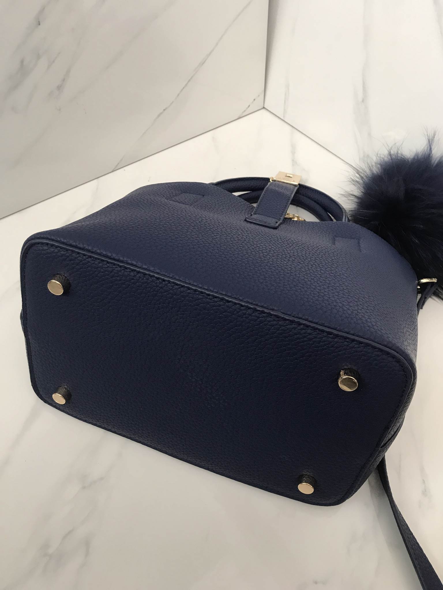 สีใหม่ Royal Navy พร้อมส่งละค่า • KEEP LALA BAG • พร้อมส่ง 2 ขนาด ตามการใช้งาน 👑สวย หรู เวอร์วัง อีกแล้วค่า กับกระเป๋า 2 in 1 ปรับเก็บทรง ได้ถึง 2 แบบ มาพร้อมพวงกุญแจ ปอมปอม ฟรุ้งฟริ้ง น่ารักมาก คะ ตัวกระเป๋าเป็นหนังเนื้อดีที่สุด เนื้อนิ่ม ลายหนัง