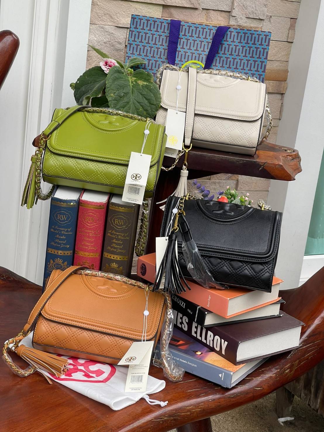 TORY BURCH Fleming Convertible Shoulder Bag ดีไซน์น่ารัก ดูแพงไม่เป็นรองใคร ใช้ได้ทั้งทั่วไปและออกงาน สาว ๆ คนไหนที่กำลังมองหากระเป๋าสะพายไหล่น่ารัก ๆ สักใบที่มีดีไซน์โดดเด่น สะดุดตาล่ะก็ไม่ควรพลาดกับ Collection นี้เลยค่ะ เพราะ Fleming นั้นเป็นรุ่นที่เรีย