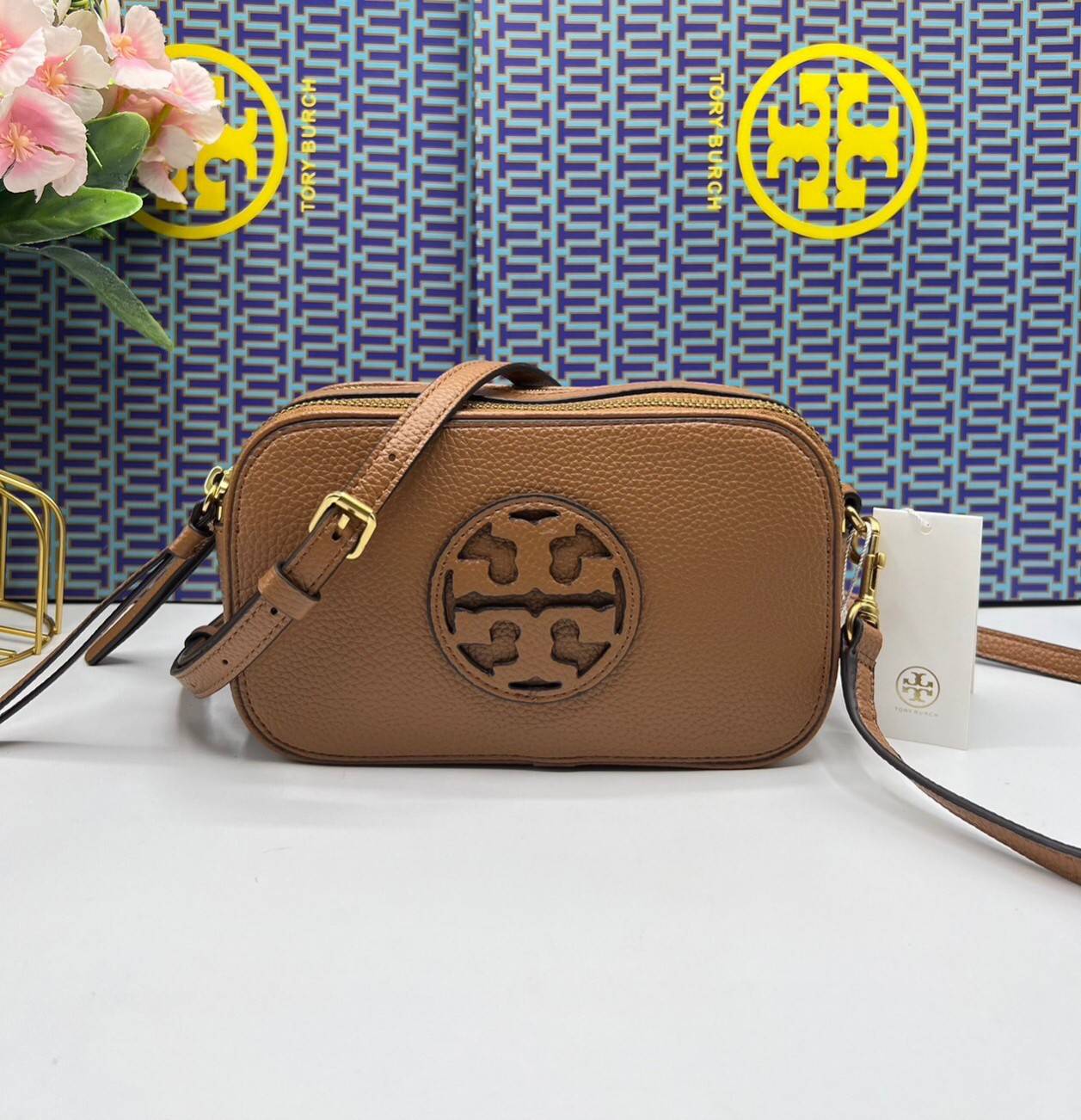 TORY BURCH Miller Mini Crossbody Bag / TORY CAMERA BAG / TORY BAG พร้อมส่ง 5 สี กระเป๋าสะพายใบเล็กมินิมอลในรูปทรงใหม่ที่คล่องตัว