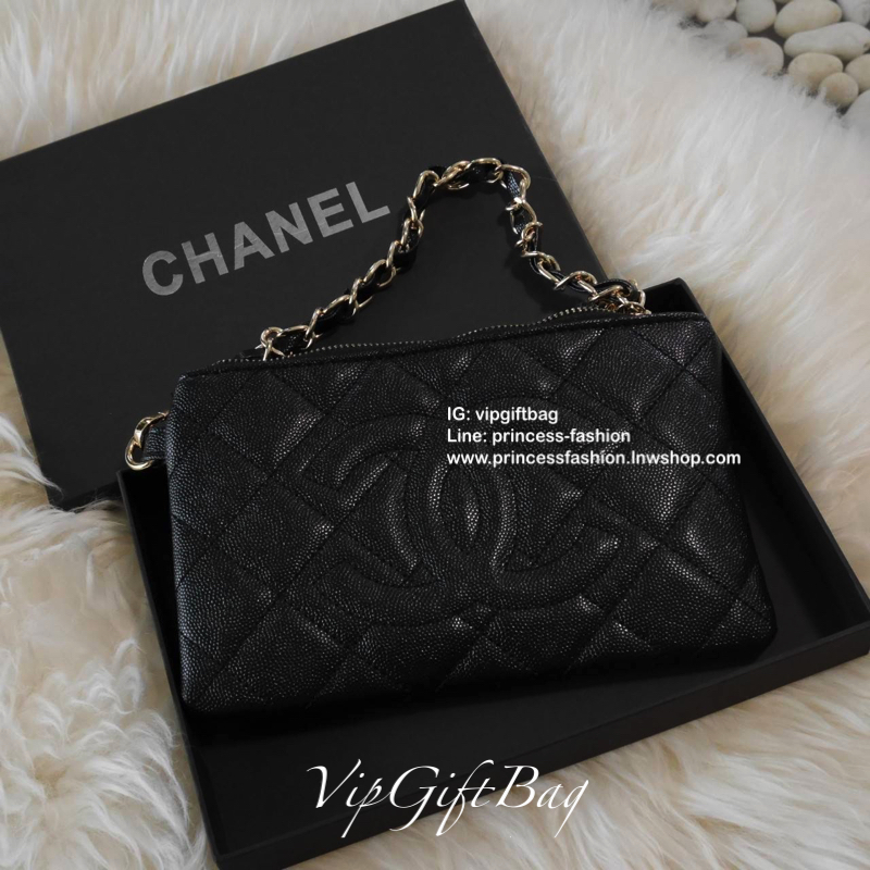 รุ่นใหม่ล่าสุด ที่สาวๆหลายคนรอคอย! *ใบเล็กน่ารัก *หนังคาเวียร์แน่น กับ CHANE VIP GIFT PURSE BAG กระเป๋าคล้องมือ ทรงสวย ขนาดกะทัดรัด จากงาน VIP GIFT รุานหายาก วัสดุหนังคาเวียร์สุดหรูเปิดปิดด้วยซิปอะไหล่ทอง ประดับโลโก้ ด้านในใส่กระเป๋าสตางค์สั้ร มือถือ ipho