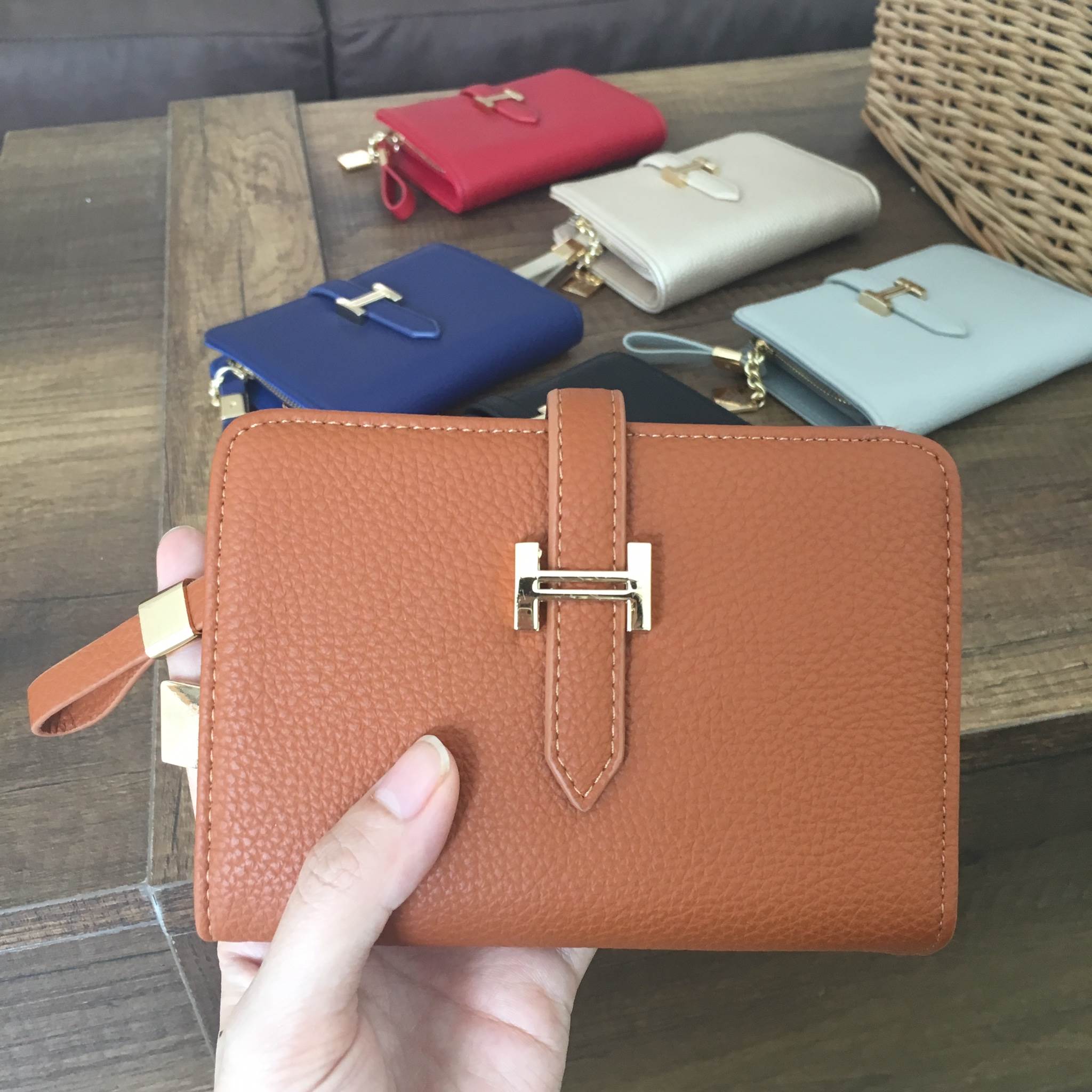 รุ่นขายดีที่สุดในสามโลก พร้อมส่งละค่า ! Classic short wallet bag กระเป๋าสตางค์สั้นสามพับ หนังแกะสังเคราห์ เนื้อดี้_ดี ค่า ดูแลรักษาง่าย ดีไซด์เก๋ที่ซิป แถมภายในมีช่องใส่บัตรหลายช่อง แบ่งเป็น 3 พับเลยคะ เห็นสั้นๆ แบบนี้แต่จุได้เยอะคะ พร้อมช่องซิปใส่เหรียญ