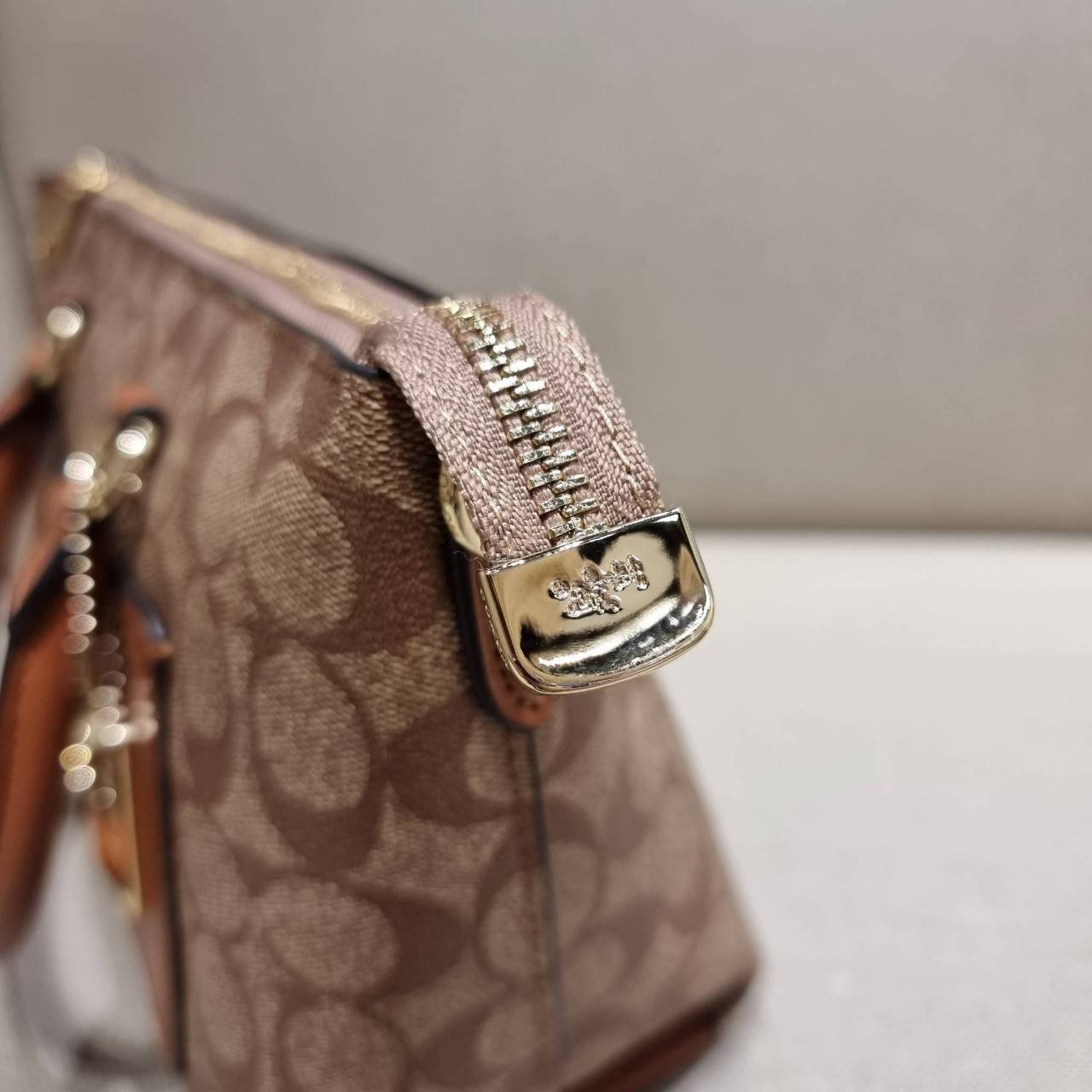 COACH F38089 MINI EMMA SATCHEL IN SIGNATURE CANVAS รุ่นหายาก รุ่นที่สาวๆตามหา จัดมาให้สมกับที่รอคอยกันไปเลยจ้า!! เป็นรุ่นที่ดีไซน์ออกมาให้ใช้งานง่าย สะดวก สวย หรู ดูดี!! กระเป๋าสะพายทรงสวย วัสดุหนังแคนวาสเคลือบลาย มาพร้อมสายสะพายข้างและหูจับในตัว ถอดออกถื