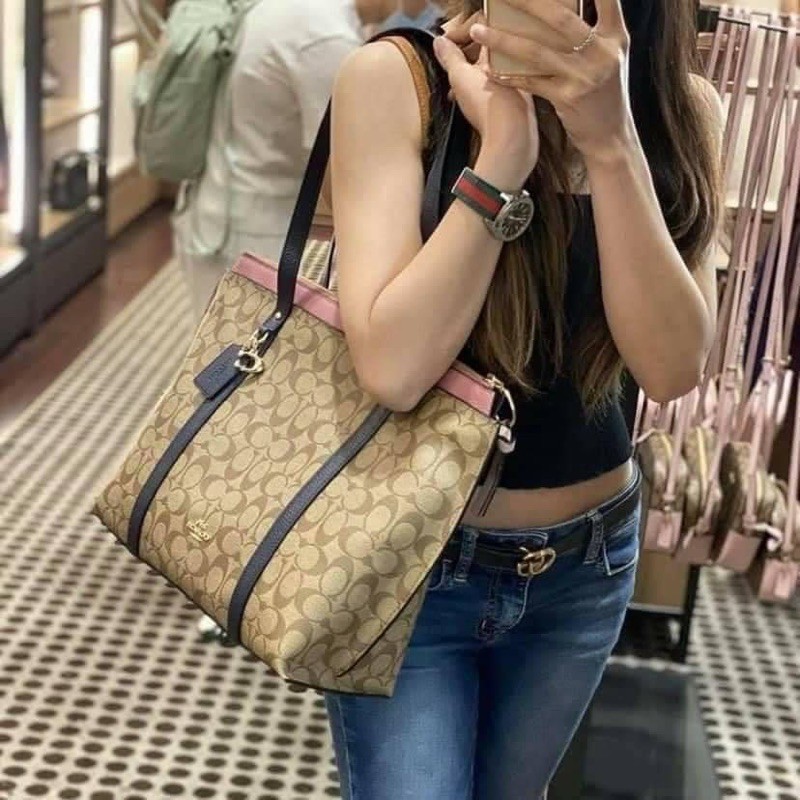 COACH 2319 MAY TOTE IN COLORBLOCK SIGNATURE CANVAS กระเป๋าโท้ท ดีไซน์ใหม่ล่าสุด!! 💕💕 เก๋ตรงปากกระเป๋า คล้ายกระเป๋าซ้อนในตัว สีตัดกับตัวกระเป๋าได้อย่างลงตัว ทรงสวย ใบใหญ่ใส่ของได้เยอะ เปิด-ปิดด้วยซิป รูดใช้งานง่าย ภายในโล่งกว้าง ด้านหลังมีช