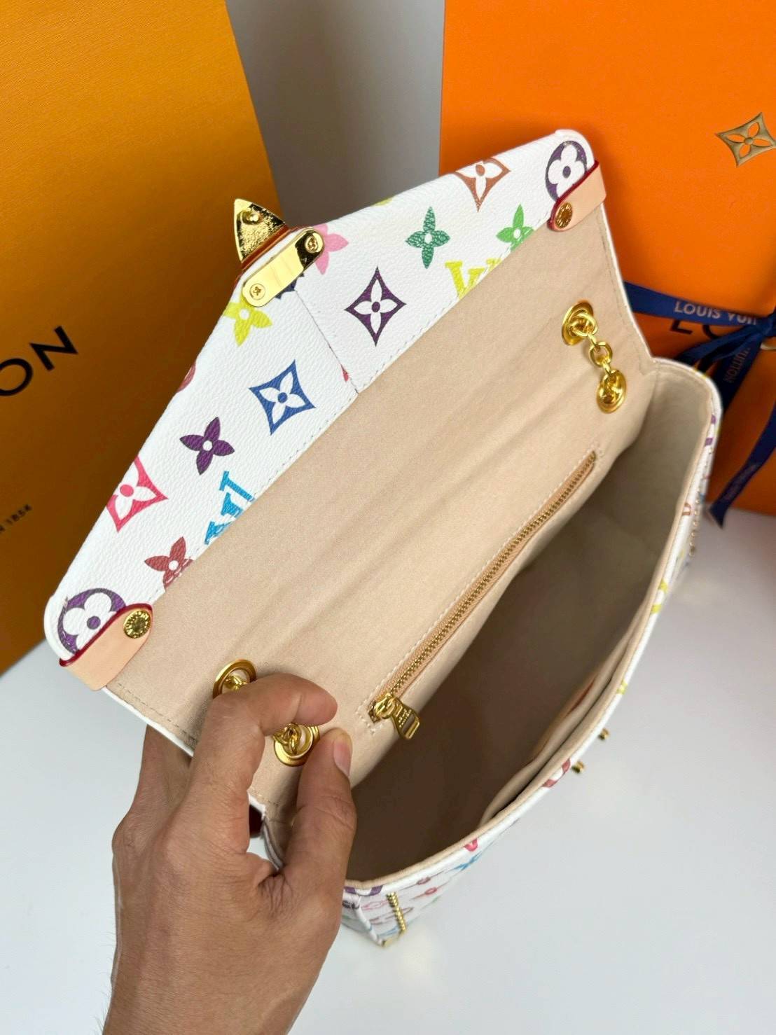 ORI หนังแท้ | LV Trunkie bag กระเป๋าสะพายรุ่นใหม่ ดีไซน์ร่วมสมัยโดดเด่นด้วยมุมโลหะ เฉลิมฉลองเอกลักษณ์ที่สืบทอดมาอย่างยาวนาน ผสานฟังก์ชันการใช้งานเข้ากับความหรูหรา Monogram แคนวาสตกแต่งหมุดสีทอง สะท้อนถึงกระเป๋าเดินทางสไตล์วินเทจ