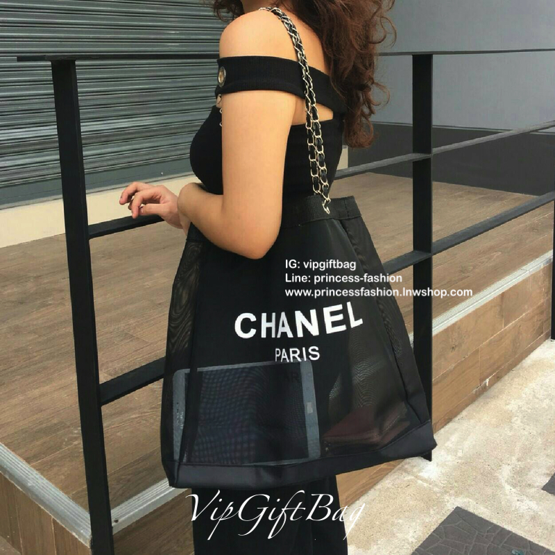 Chanel Shopping Bag With Chain กระเป๋าสะพายใบใหญ่ทรง Shopping Bag Limited Edition พรีเมี่ยมกิ้ฟของแท้นำเข้าจาก Chanel Perfume Counter #ของแท้100% (ไม่ใช่งานเลียนแบบ) ใบใหญ่วัสดุ Nylon โปร่ง #อะไหล่เงิน ♡ ปั้ม CHANEL อีกด้านเป็นโลโก้ CC เปิดปิดด้วยแ