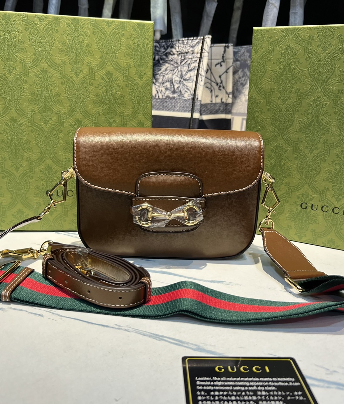 หนังแท้ GUCCI Horsebit 1955 mini bag GG Supreme canvas ที่สุดของรุ่นที่ฮอตหนักมาก คอลเลคชั่นที่ยอดขายดีตั้งแต่วันแรกที่ลง shop ด้วยรูปทรงที่กะทัดรัด ตอบโจทย์ได้ทุกลุค ทุกไลฟ์สไตล์ ใช้งานได้ง่ายคล่องตัว เรียกได้ว่าใครไม่มีได้ยังไง สวยขนาดนี้!!