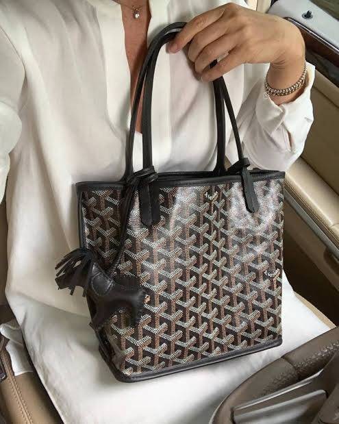 ori GOYARD saint louis mini tote reversible bag / GOYARD ANJOU TOTE MINI กระเป๋าทรงโท้ตมินิ ใช้ได้สองด้านเป็นหนังแท้เกรดดีทั้งใบ ทำให้การใช้งานได้ทนทานกว่า พิมพ์ลายคมชัด ขนาดกำลังน่ารัก ภายในโล่งกว้าง ใส่ของได้เยอะพอสมควรเลยค่ะ ดีไซน์ทรงสวยน่าใช้ แค่ถ