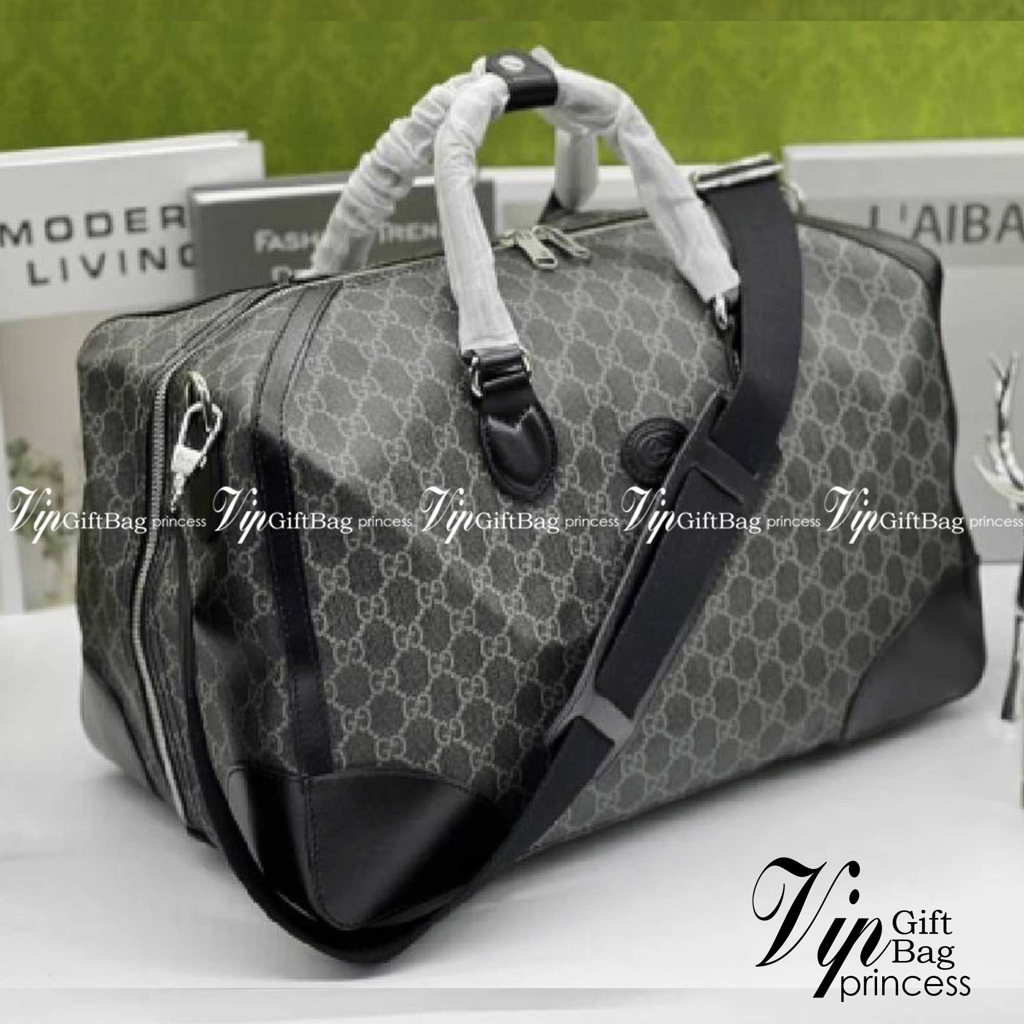 GUCCI Duffle bag with Interlocking G เกรดออริจินอล กระเป๋าใบใหญ่จุใจ 16" ใส่สัมภาระขึ้นเครื่องเดินทางได้ ใส่เสื้อผ้า รองเท้า เอกสาร A4 iPad Notebookได้ หูจับแข็งแรง สายสะพายยาวถอดออกได้ สะพายไหล่หรือ Crossbody ก็ดูดี ใช้ได้ทั้งชายหญิง ภาพถ่ายสินค้าจร