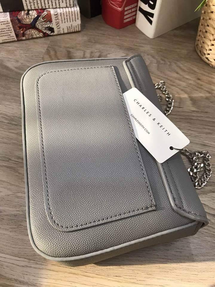 CHARLES & KEITH PUSH-LOCK CHAIN SLING BAG 2018 กระเป๋าสะพายวัสดุหนังคาเวียร์สวยอยู่ทรง ขนาดมินิกำลังดี น้ำหนักเบา เปิดปิดด้วยฝาปิดตัวล็อคปั๊มโลโก้ด้านหน้า ภายใน มีช่องซิป และช่องใส่บัตร มาพร้อมสายสะพายโซ่ยาวสามารถซ้อนสายสั้นสะพายไหล่ หรือสายยาว Crossbody 