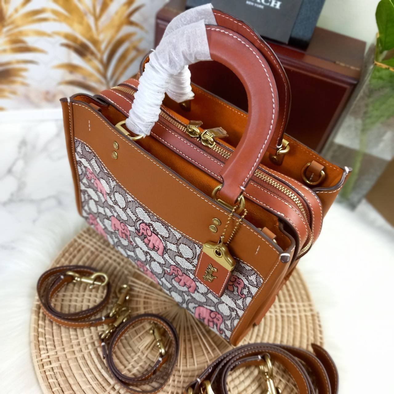 น้องน่ารักน่าใช้ คลาสสิค ดูแพงมากแม่😘🌺//>>COACH ROGUE 25 IN SIGNATURE TEXTILE JACQUARD WITH EMBROIDERED ELEPHANT MOTIF(COACH C6165)🍁กระเป๋ารุ่นคลาสสิค หรูหรา มีรสนิยม ดีเทลเนียบมาก จะถือ หรือสะพายได้ตามดีไซน์การใช้งานเลยจ้า//