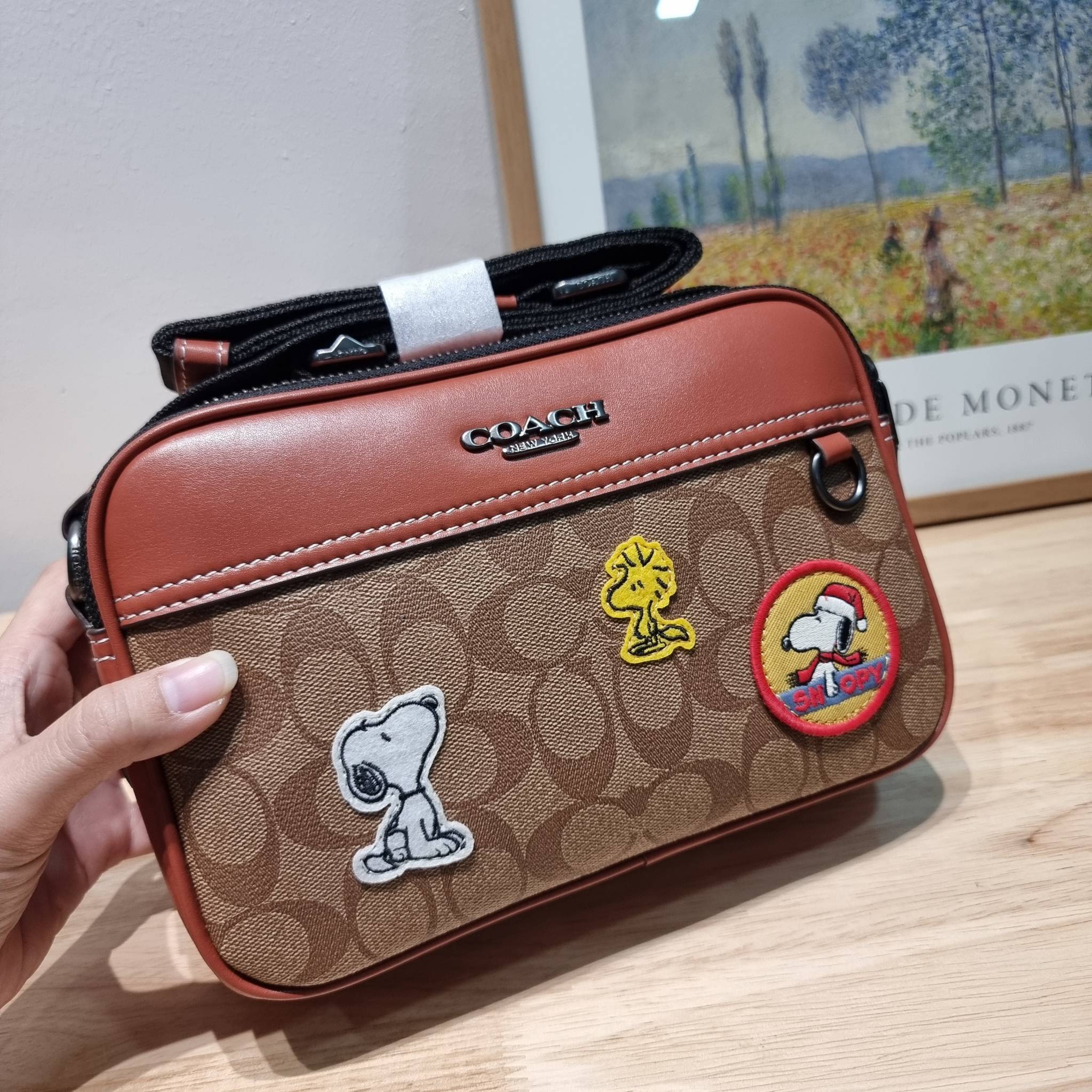 Coach X Peanuts Graham Crossbody In Signature Canvas With Patches CE746 กระเป๋าครอสบอดี้ทรงยอดฮิต กับคอลเลคชั่นใหม่ เฉลิมฉลองเทศกาลคริสต์มาส รุ่นนี้สามารถใช้ยูนิเซ็กส์ สาวๆหนุ่มๆได้หมด น่ารักน่าใช้เกิน!! รูปทรงดีไซน์คลาสสิค สีสันโดดเด่นสดใส ใช้งานสะดวก วั