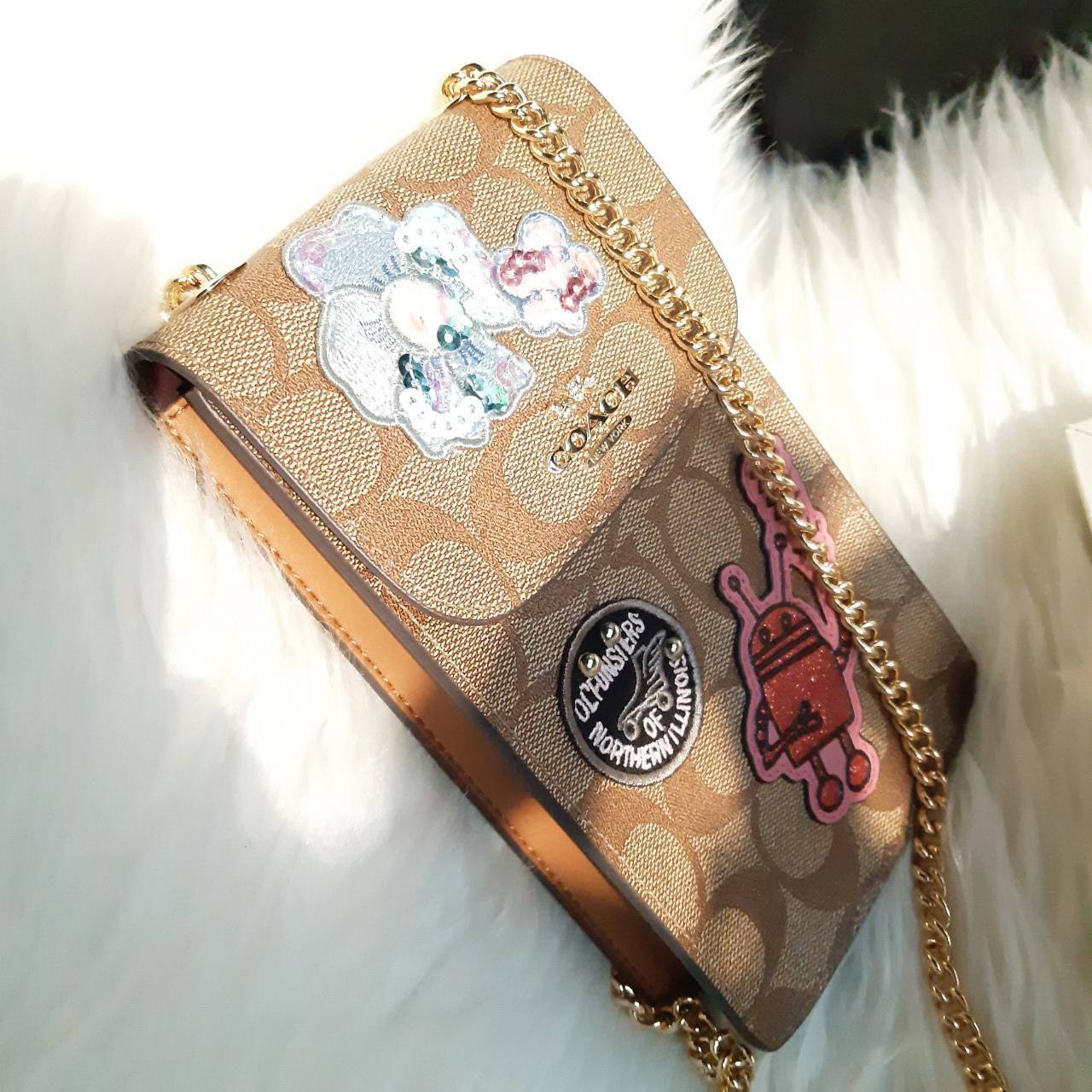 COACH PHONE CASE CROSSBODY BAG ((73486//76988//76357//39955//91046)) COACH NORTH/SOUTH CROSSBODY IN SIGNATURE CANVAS กระเป๋าใส่โทรศัพท์รุ่นนี้ มีความโดดเด่นทั้งดีไซน์และคุณสมบัติในการใช้งาน ด้วยลวดลายที่มีซิกเนเจอร์เป็นเอกลักษณ์แล้ว ด้านหลังยังมีช่องใส่กา