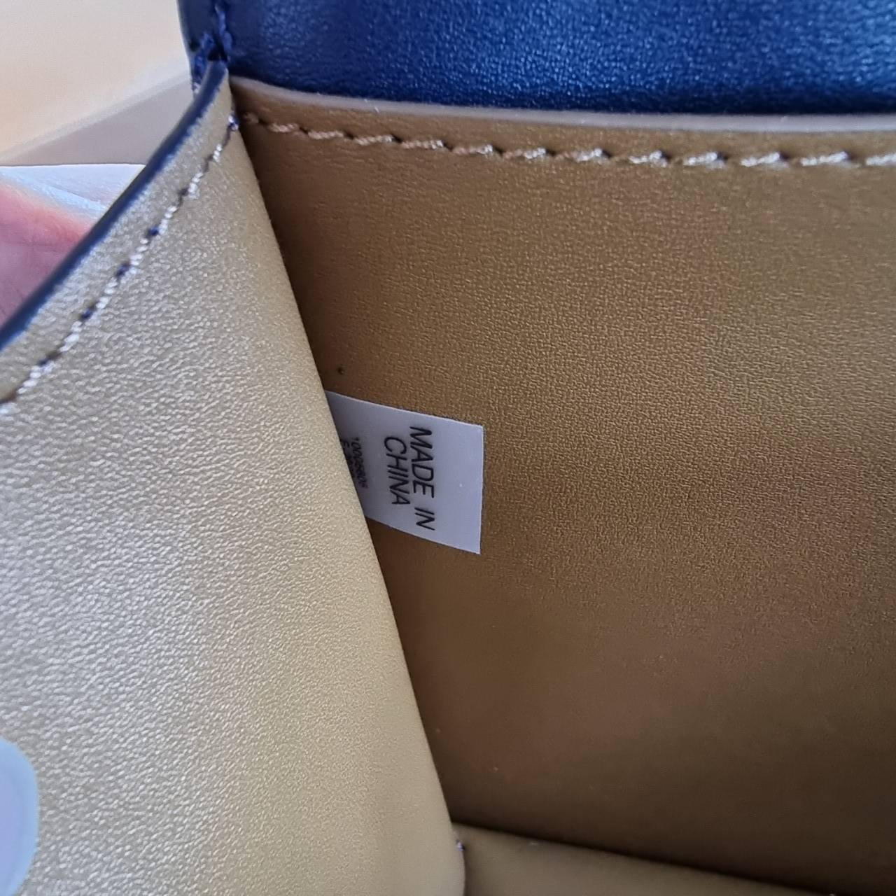 Tory burch t monogram jacquard shoulder bag คอลเลคชั่น T Monogram สำหรับคอลเลคชั่นฤดูใบไม้ผลิ 2021 เราสร้างสรรค์ลายโมโนแกรมที่ได้รับแรงบันดาลใจมาจากลวดลายการถักทอผ้าห่มของชาว Pennsylvania Dutch แบบดั้งเดิม เป็นการเฉลิมฉลองโลโก้สุดไอคอนนิคของแบรนด์ โดดเด่น