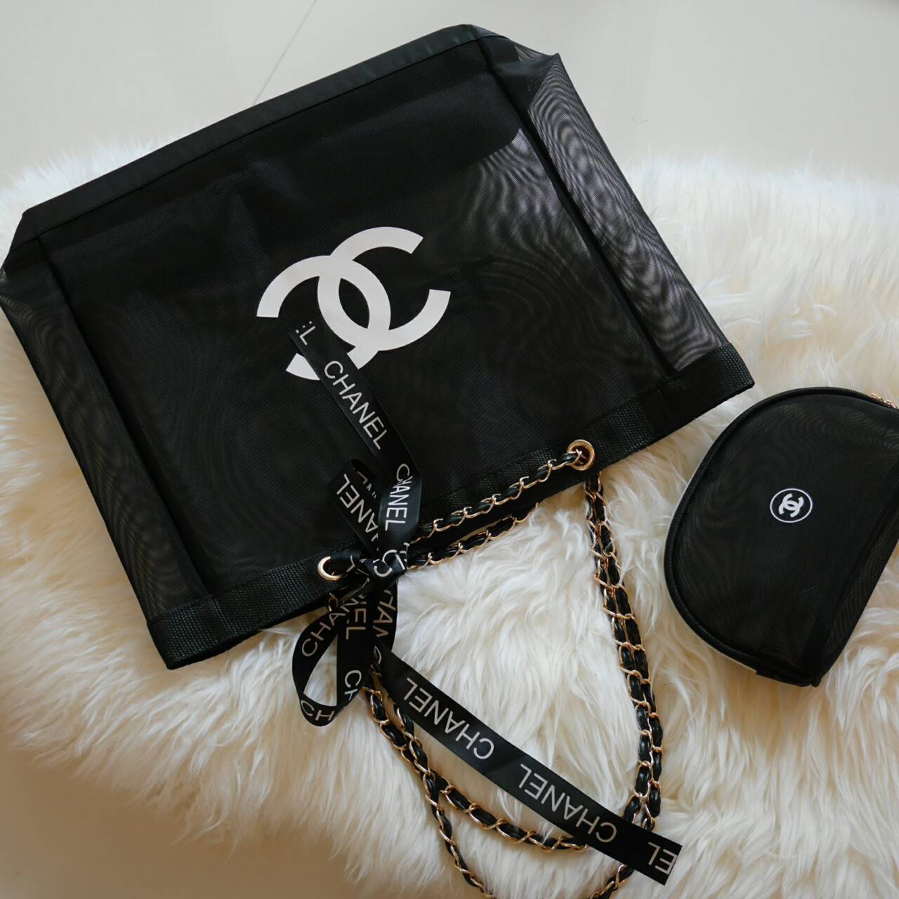 SET คู่สุดคุ้มมม ---- ซื้อ1ได้ถึง2 !!! ---- Chanel Shopping Ribbin bag With Chain With + Cosmetic Pouch กระเป๋าสะพายใบใหญ่ทรง Shopping พร้อมกระเป๋าใส่เครื่องสำอางค์ ใบเล็ก จากงานพรีเมี่ยมกิ้ฟของแท้นำเข้าจาก Chanel Perfume Counter ใบใหญ่วัสดุ Nylon โปร่ง *