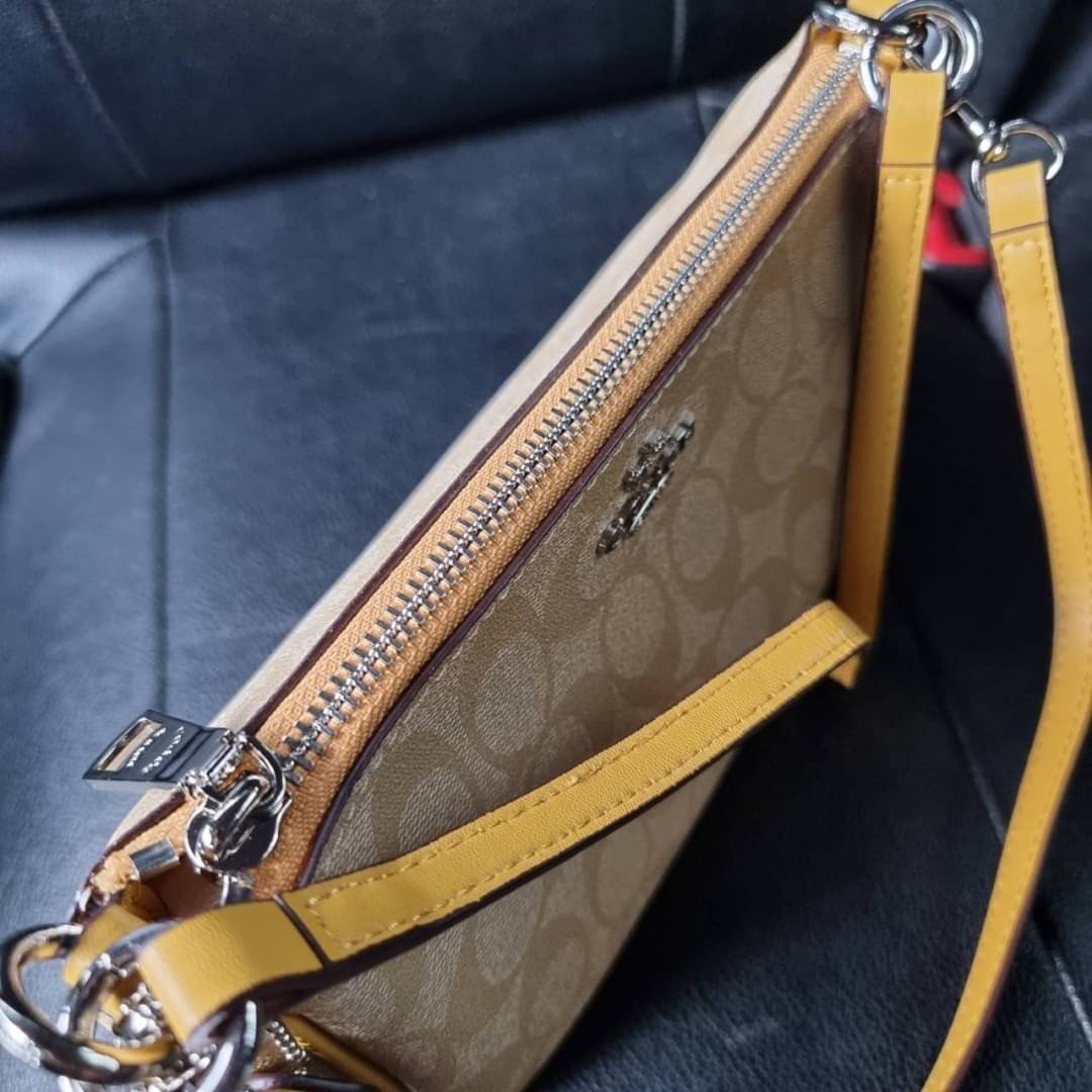 COACH F58321 TOP HANDLE POUCH อีกรุ่นฆ่าไม่ตาย!! 😎 ขายดีขายหมด ขายรวยขายปังๆ!! กระเป๋าพอชจากโค้ช ทรงใช้งานง่าย สะดวก กะทัดรัด วัสดุหนังแคนวาสเคลือบคุณภาพดี มาพร้อมสายคล้องในตัว และสายสะพาย crossbody ปรับเปลี่ยนได้ตามสไตล์ อีกหนึ่งไอเท็มที่สาวๆต้อง