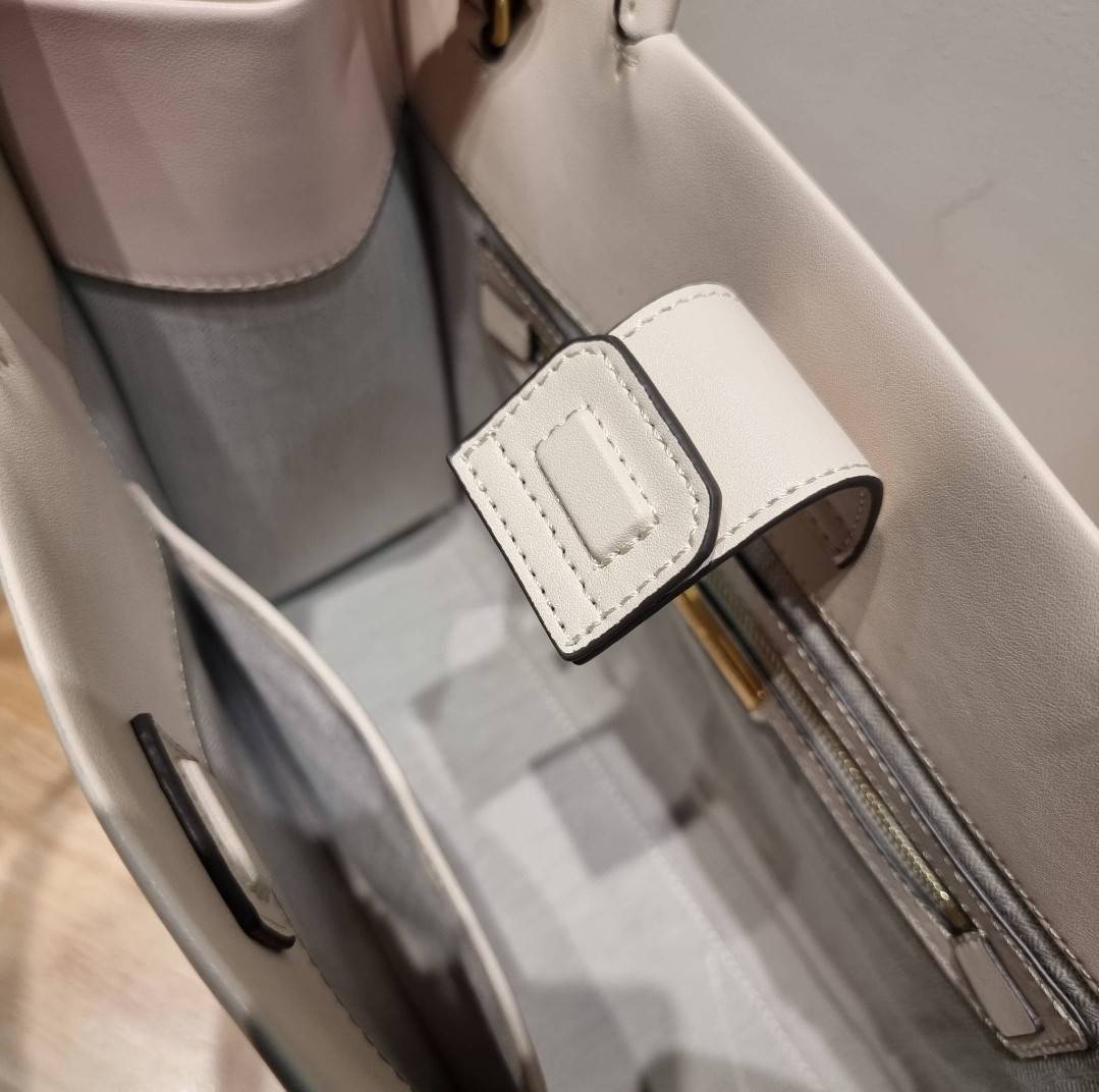 TORY BURCH ECO ELLA TOTE BAG / TORY TOTE BAG พร้อมส่ง 3 สี กระเป๋าสะพายทรงโท้ท ขนาดกำลังสวย จุของได้เต็มที่ รูปทรงคลาสสิคชวนใช้ โดดเด่นด้วย patch โลโก้ คอลเลคชั่นน้องใหม่ ส่งมาให้สาวๆได้ใจฟูอีกหนึ่งไอเท็ม