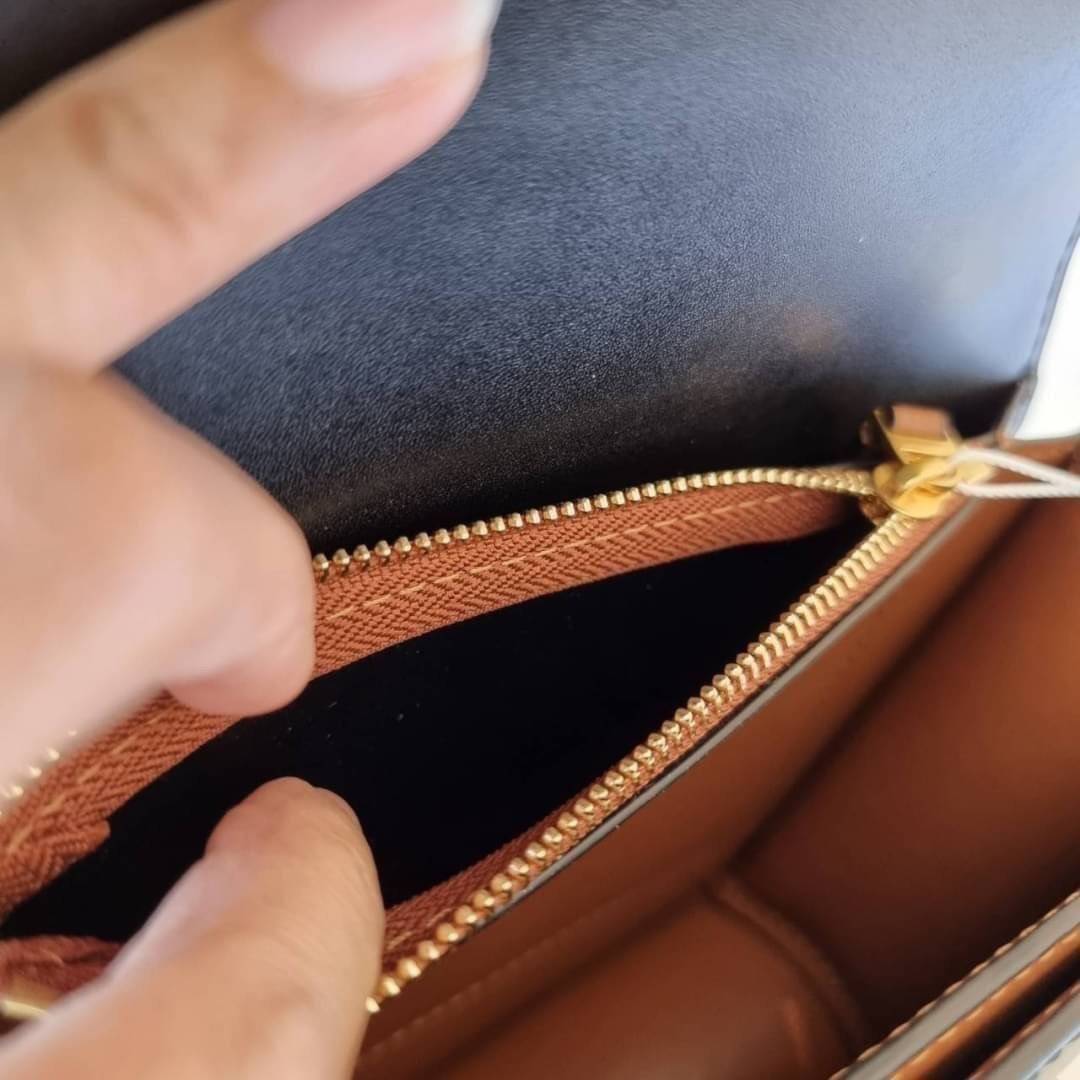 TORY BURCH ELEANOR SMALL CONVERTIBLE SHOULDER BAG ฮอตไอเท็ม รุ่นนี้ขายดีขายหมด สวยหรู คุณหนู ผู้ดี!! หายากมากแล้วน้า กระเป๋าสะพายข้าง ดีไซน์อยู่ทรง ขนาดกำลังสะดวกใช้สำหรับสาว วัสดุหนังแท้เต็มใบ สีทูโทน เปิด-ปิดด้วยแถบแม่เหล็ก ภายในแบ่งสัดส่วนได้เป็นอย่างด