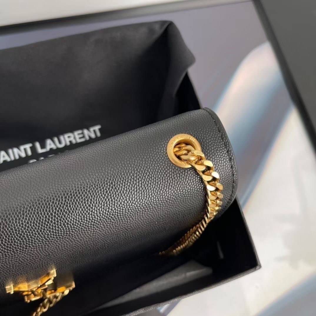 YSL kate medium chain bag in grain de poudre embossed leather 24cm กระเป๋าสะพายแบรนด์หรู รุ่นฮิตลอดกาล งานสวยดูดีมีระดับ ปั้มทุกจุด ขนาดกระทัดรัดกำลังดี มาพร้อมาสะพายโซ่ยาว เลื่อนปรับเป็น 2 แถว เพื่อสะพายเป็นสายสั้นได้ ด้านในโล่งกว้าง ใส่กระเป๋าสตางค์ใบยา