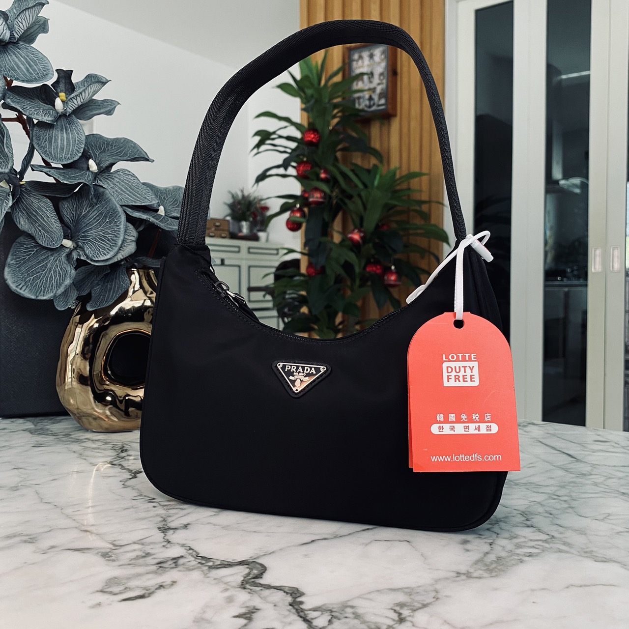 Prada Nylon Shoulder Bag / Re-Nylon Prada Re-Edition 2000 mini-bag กระเป๋าสะพายไหล่ผ้าไนล่อน เรียบแต่หรู คูลแต่เท่ห์ ยกให้ใบนี้ตลอดกาลเลยค่า