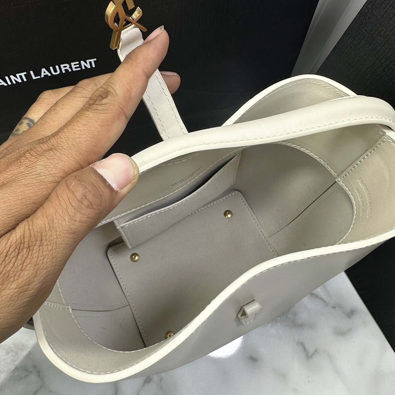Small 6" YSL Le 37 in shiny leather Hobo Bag / YSL Bucket Bag / YSL Tote Bag กระเป๋าสะพายทรงโฮโบโท้ท งานหนังสวยเต็มใบ อะไหล่ทองสวยคลาสสิก ราคาแสนดีแนะนำของมันต้องมีจริงๆ