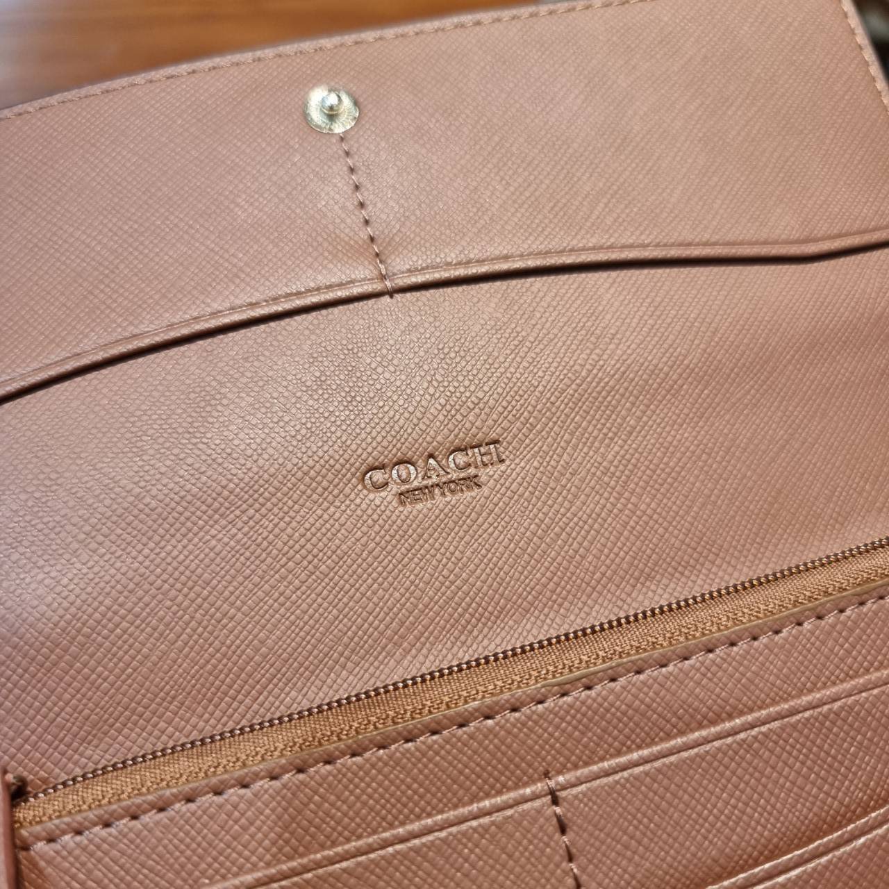 COACH F53763 TRIFOLD WALLET IN SIGNATURE กลับมาแล้วจ้า!! รุ่นขายดี!! 💓 ดีไซน์ใหม่ กระเป๋าสตางค์ใบยาว แถมที่ห้อยใส่บัตรแยกให้ (ถอดออกได้) น่ารักมากๆ ใช้งานง่าย เปิด-ปิดด้วยกระดุม ภายในใส่ธนบัตร ใส่บัตรได้เยอะ ใส่มือถือได้ไปอีก!! จุใจสุดๆ บอกเลยว่าใ